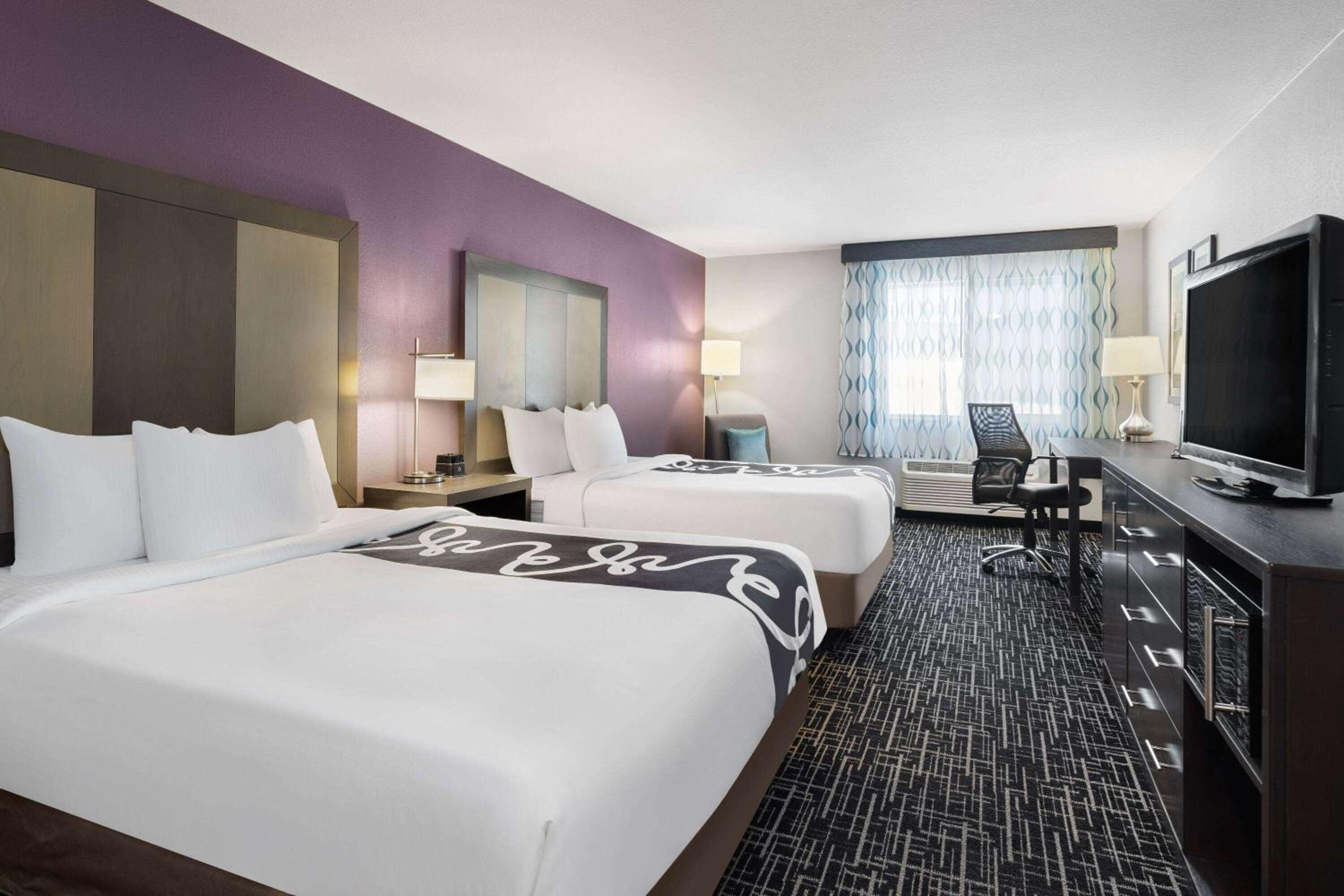 Queen Room with Two Queen Beds - Non-Smoking - Photo 3