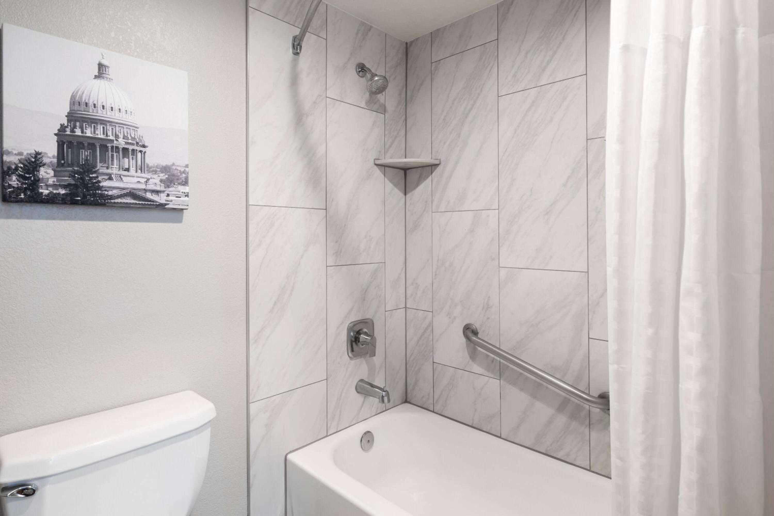 1 King Bed, Mobility Accessible Room, Bath Tub w/ Grab Bar, Non-Smoking - Photo 6