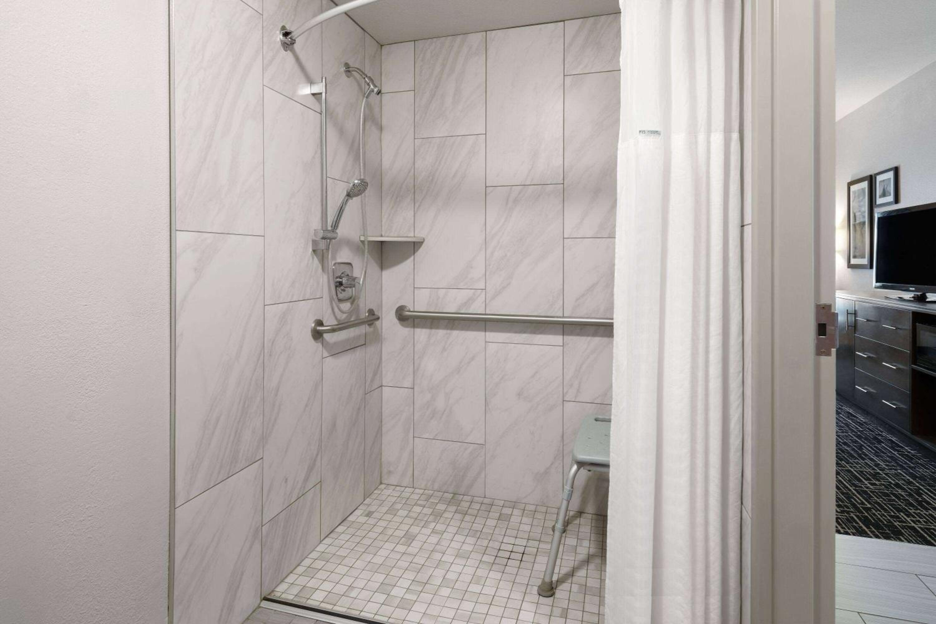 1 King Bed, Mobility Accessible Room, Bath Tub w/ Grab Bar, Non-Smoking - Photo 3
