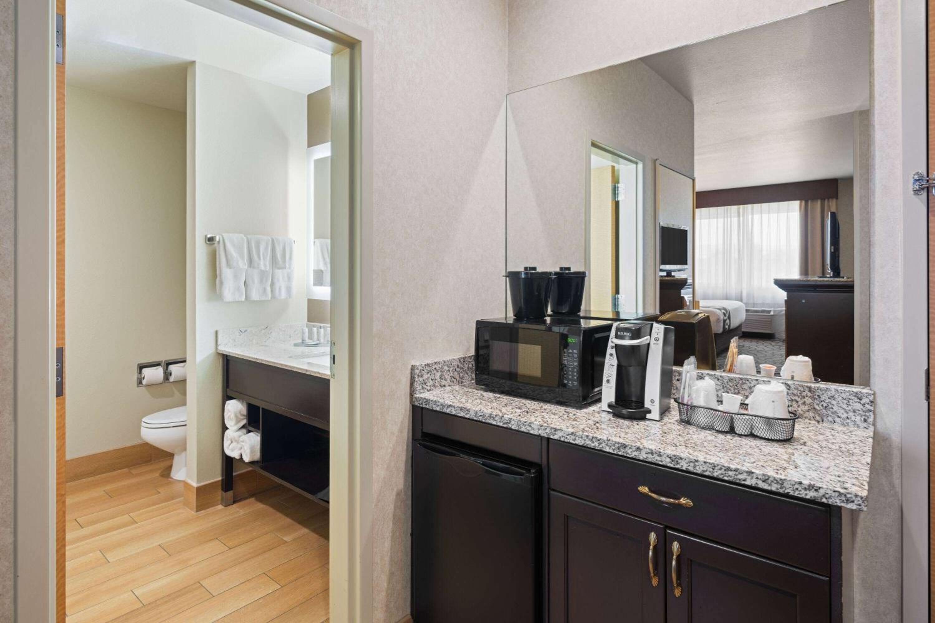 Deluxe Executive King Room - Non-Smoking - Photo 3