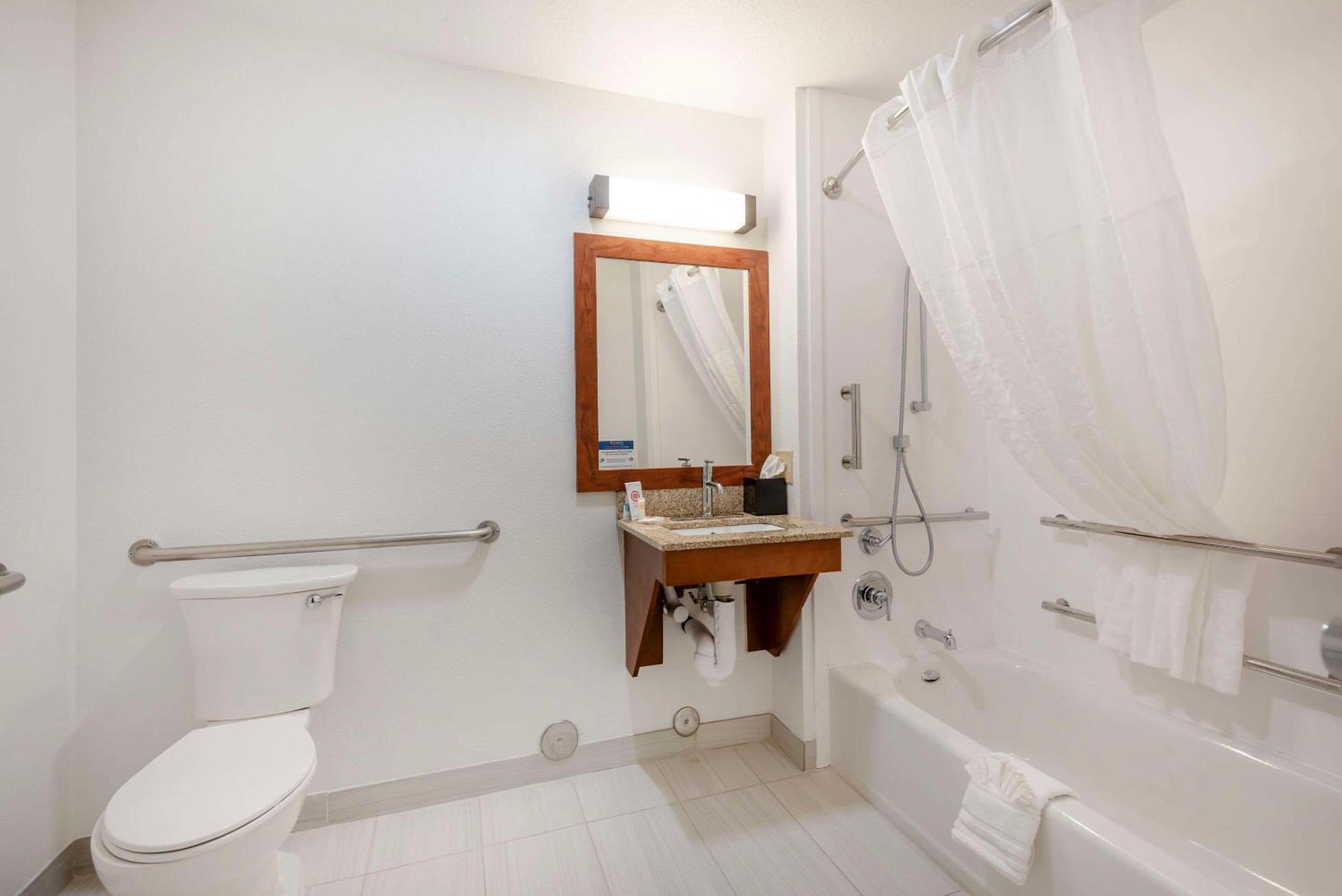 Business Queen Room - Accessible/Non-Smoking - Photo 4