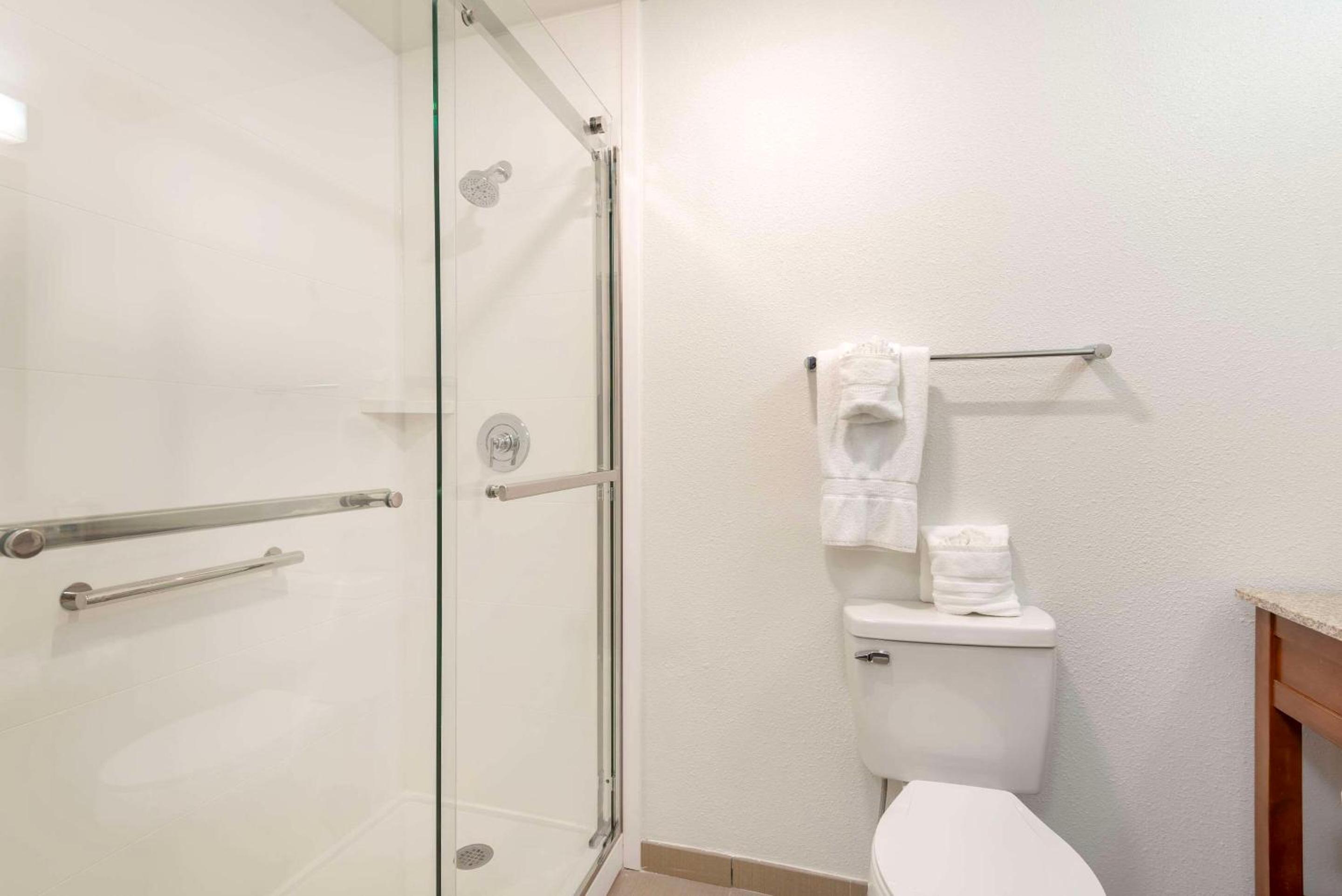 Business Queen Room - Accessible/Non-Smoking - Photo 5
