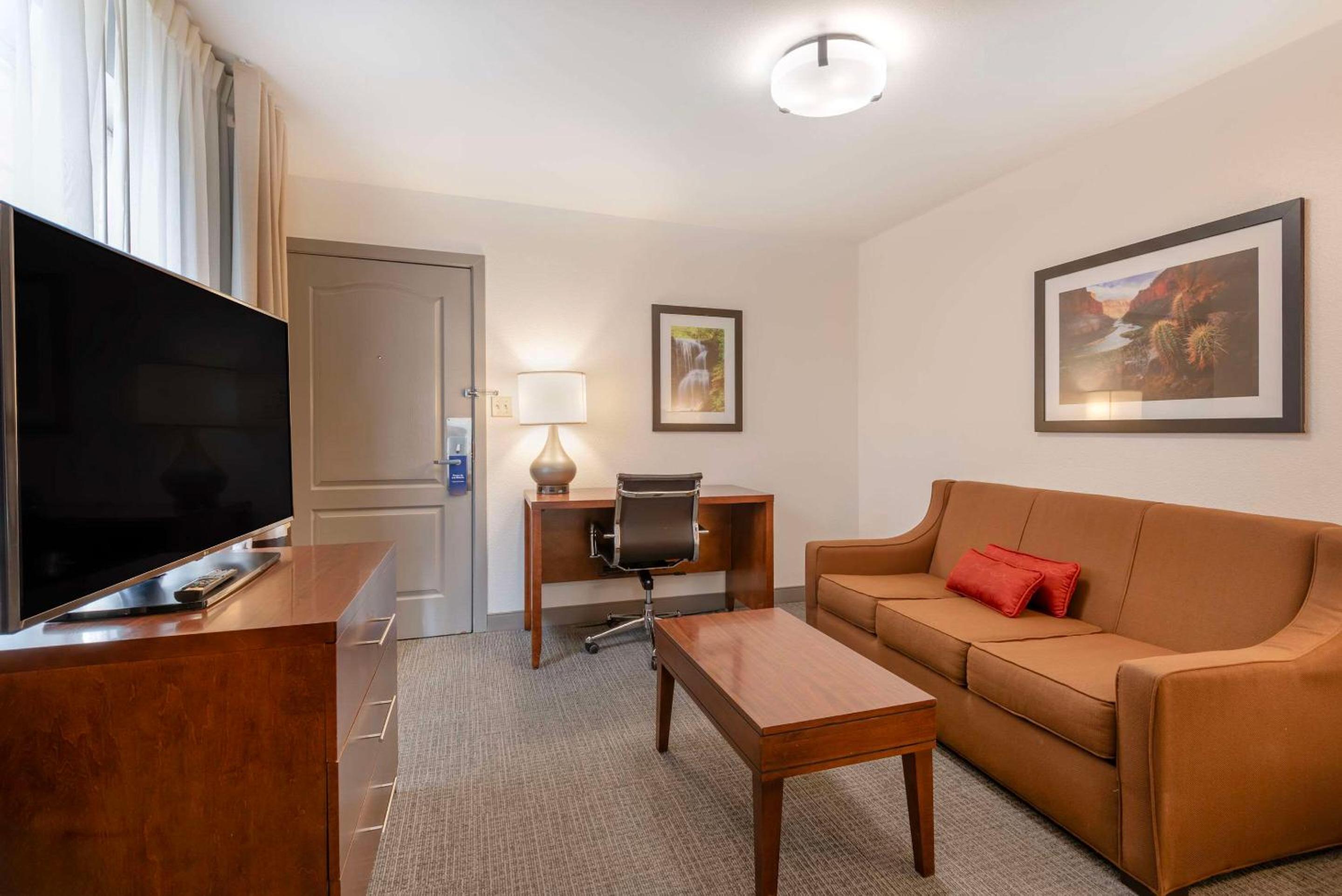 King Room - Non-Smoking - Photo 4