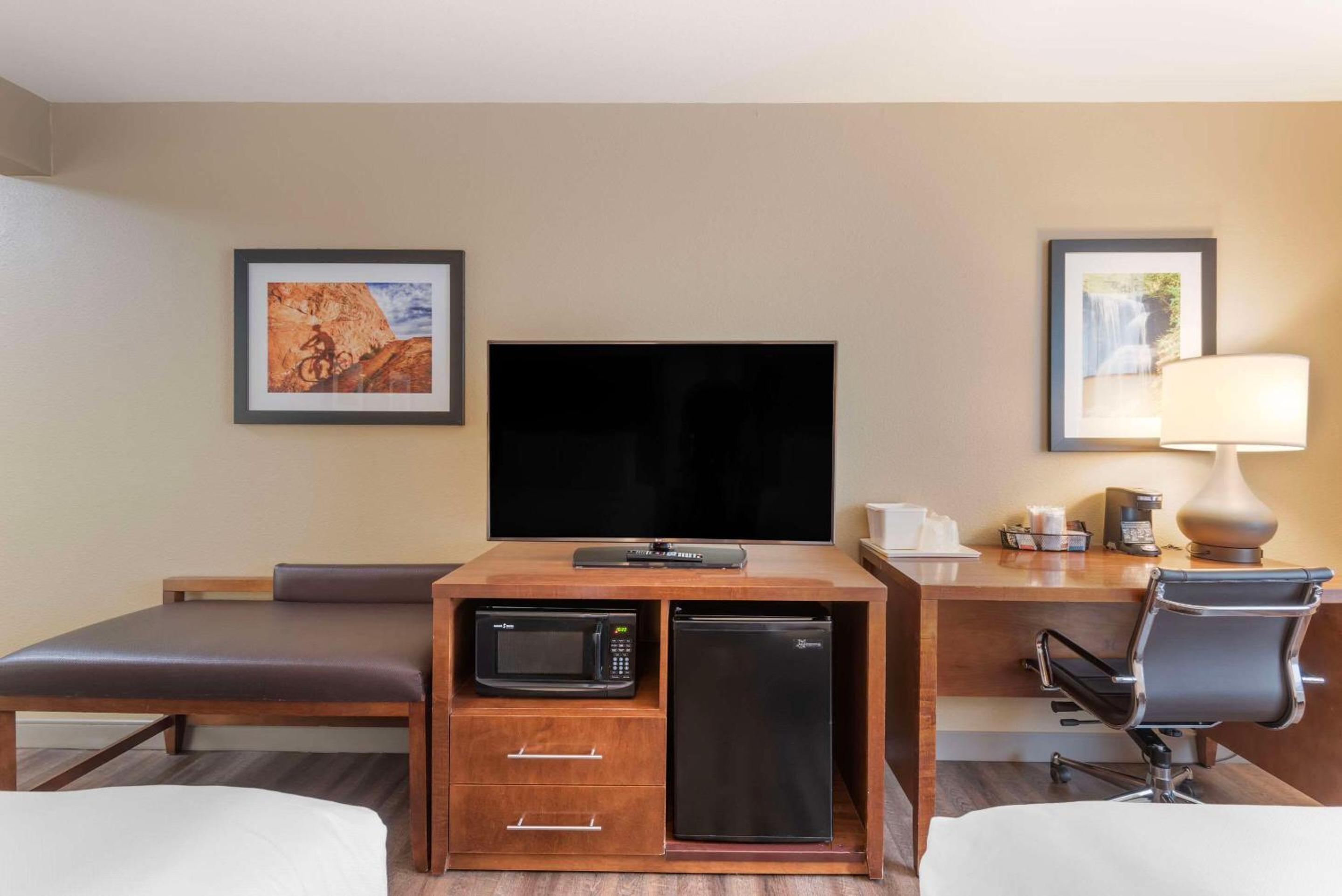 King Room - Non-Smoking - Photo 9