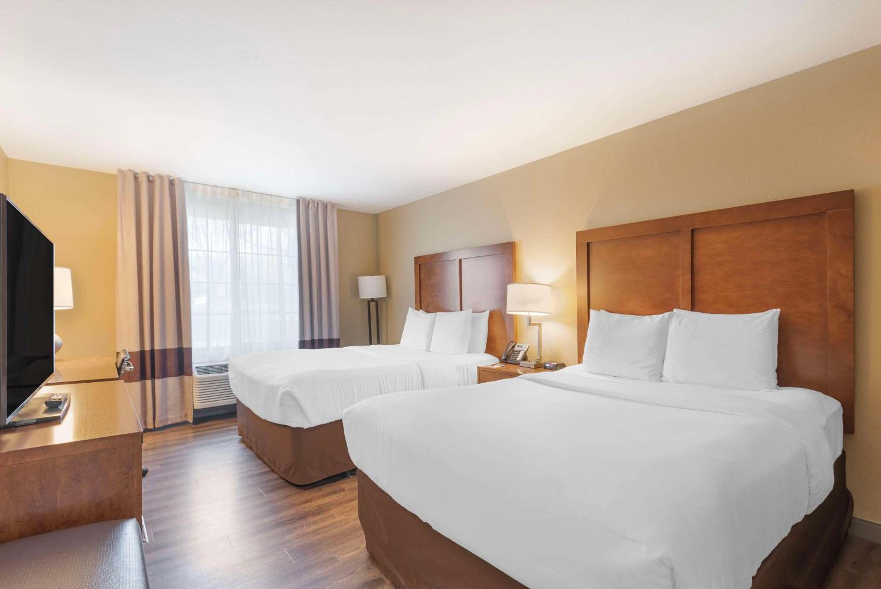 Queen Room with Two Queen Beds - Non-Smoking - Photo 6