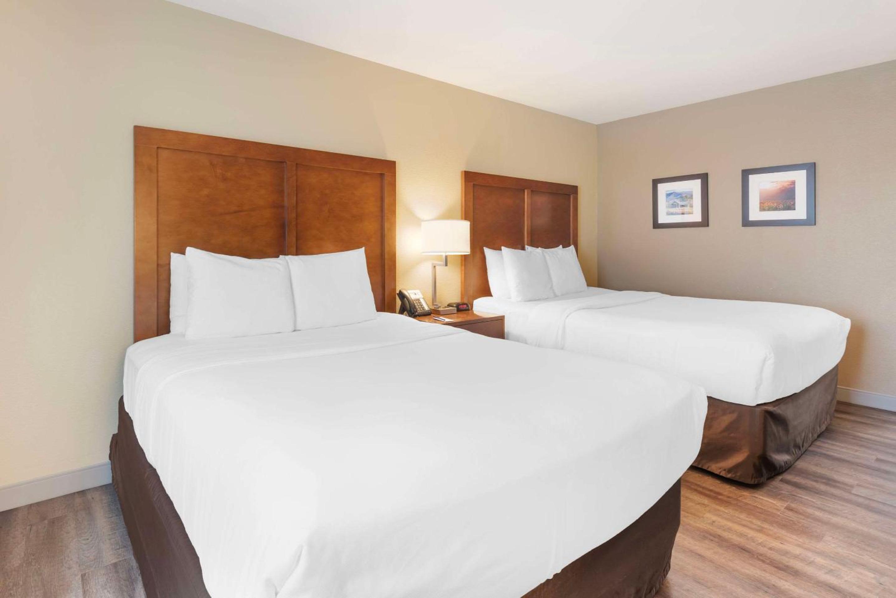 Queen Room with Two Queen Beds - Non-Smoking - Photo 4