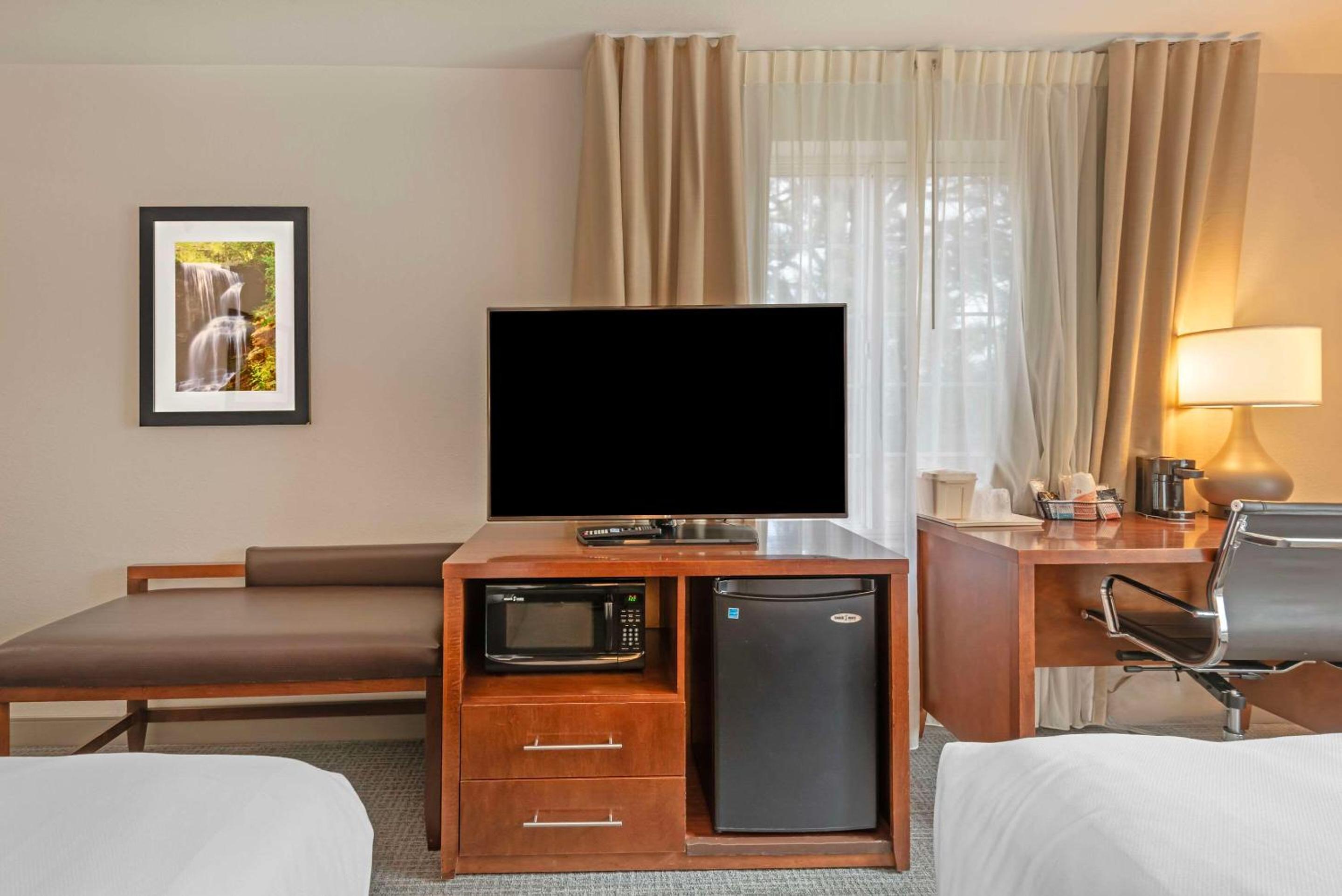Queen Room with Two Queen Beds - Non-Smoking - Photo 2