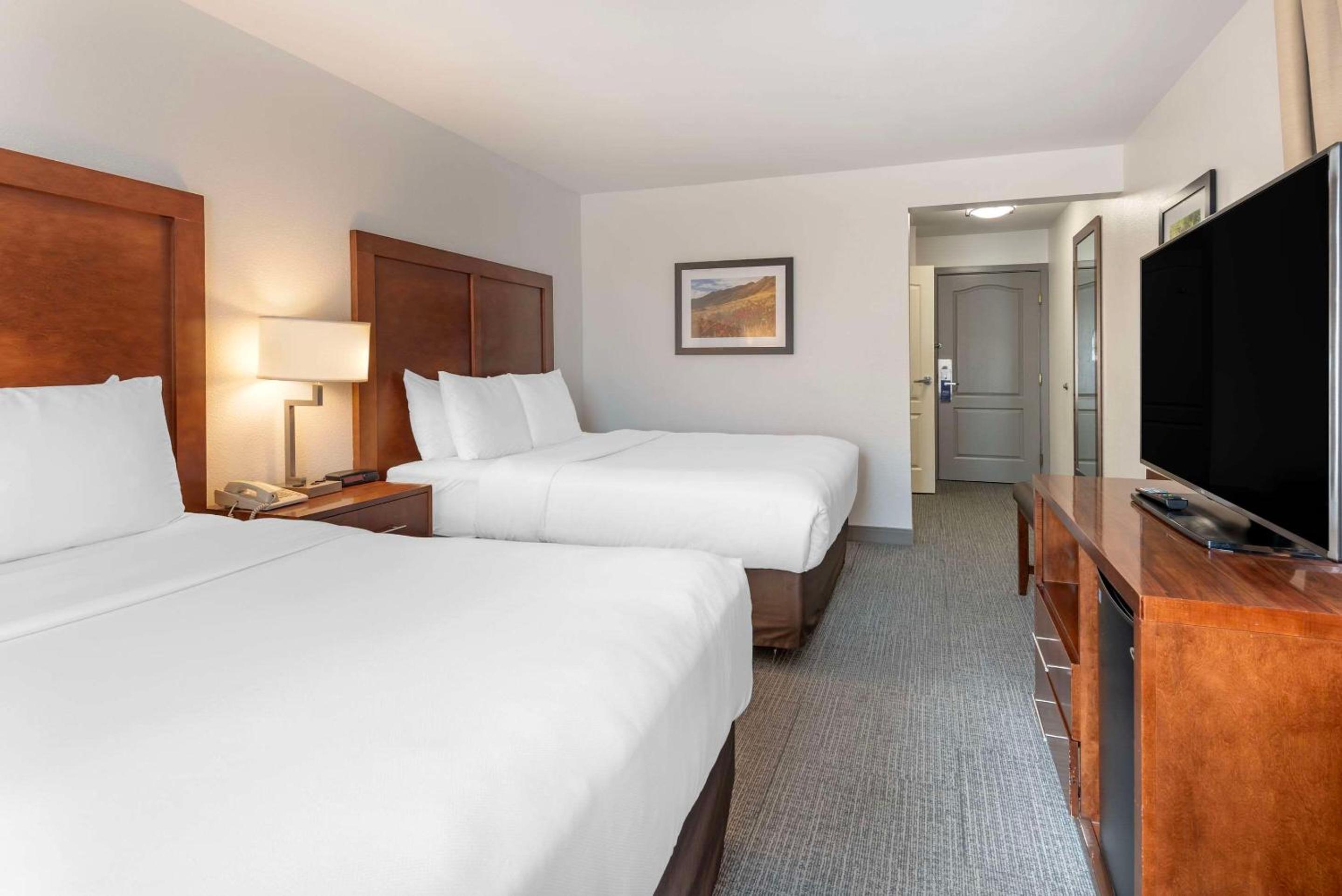 Queen Room with Two Queen Beds - Non-Smoking - Photo 11