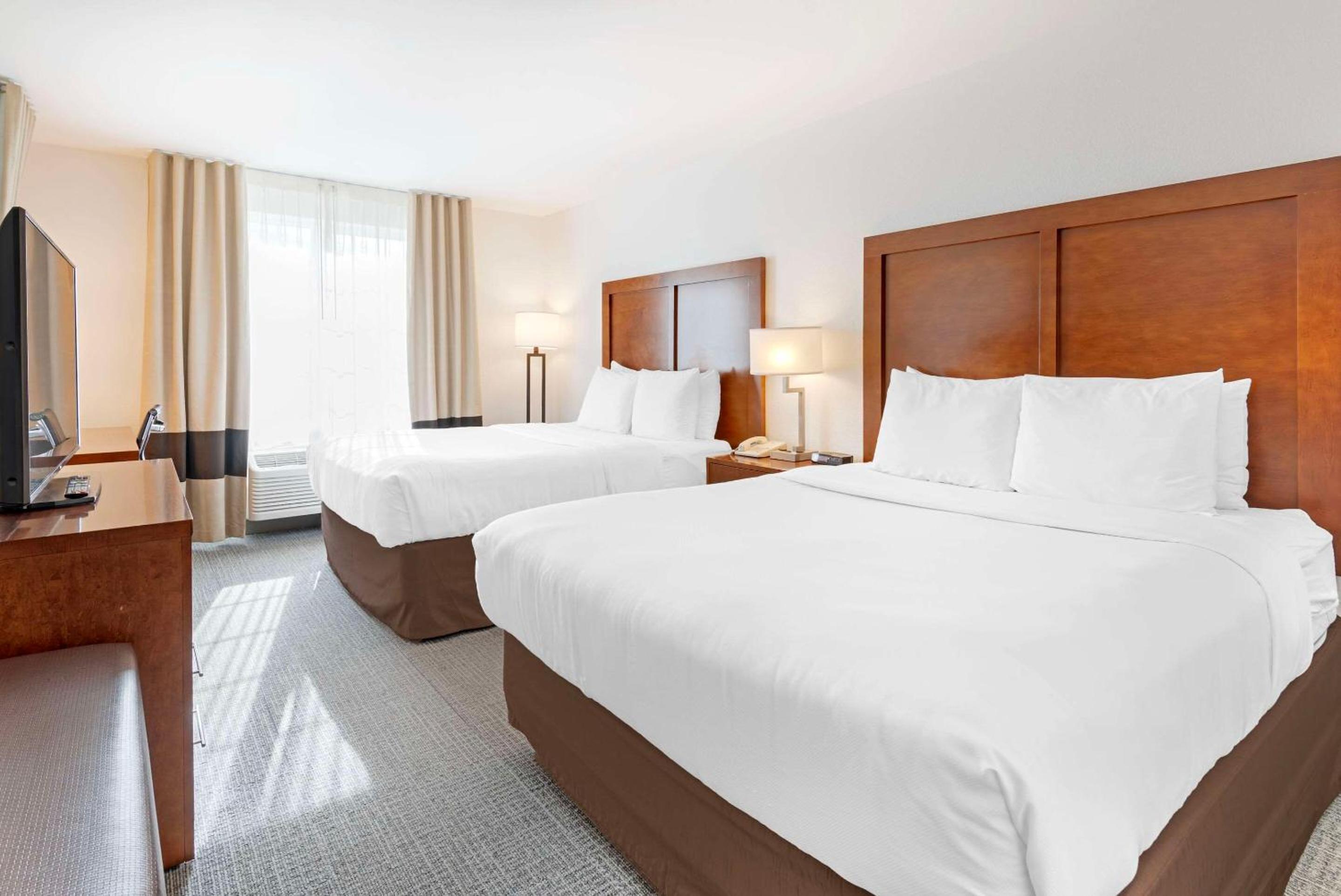 Queen Room with Two Queen Beds - Non-Smoking - Photo 10
