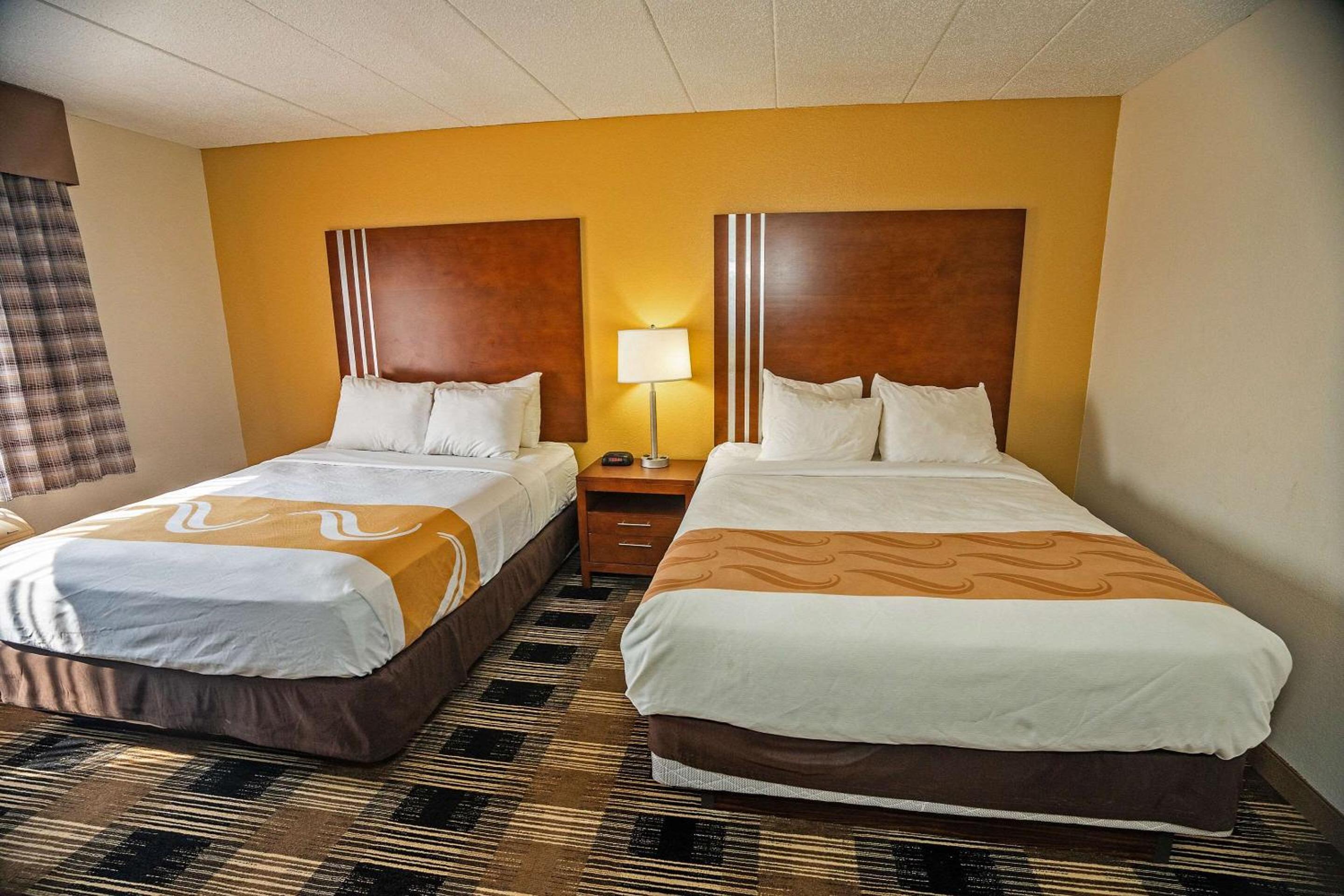 Queen Room with Two Queen Beds - Non-Smoking - Photo 2