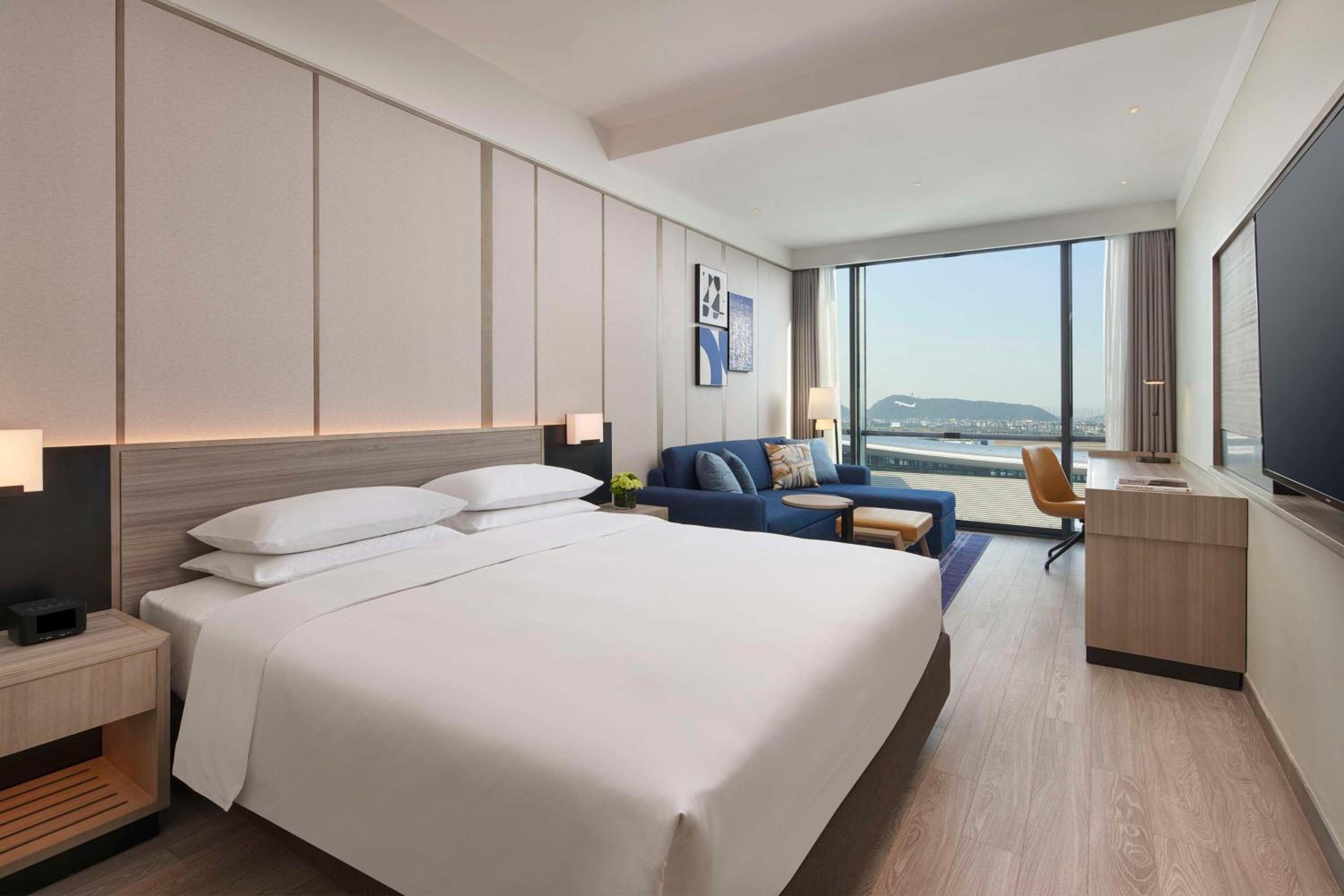 King Room with Sofa Bed and Airport View photo 1