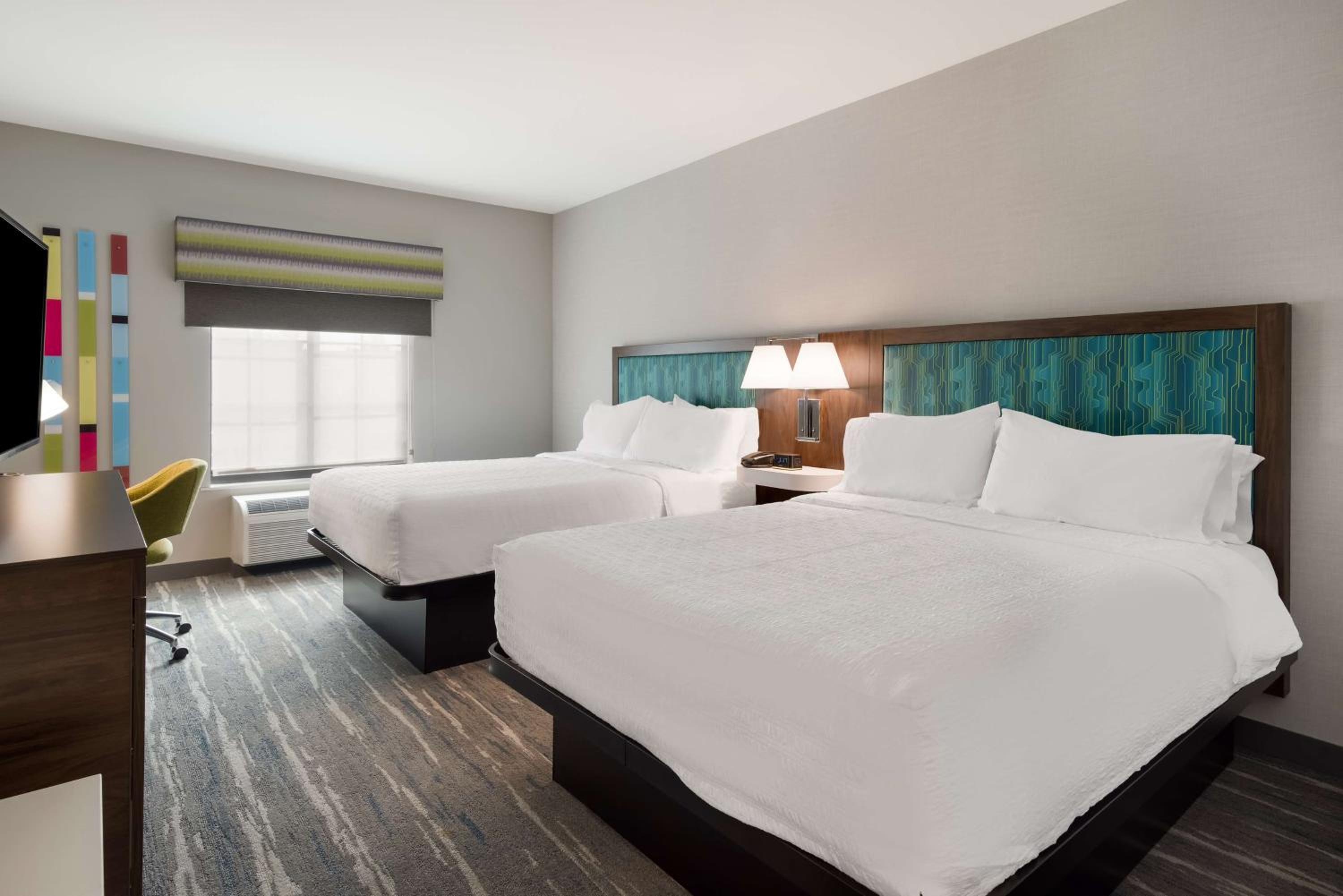 Queen Room with Two Queen Beds - Photo 2