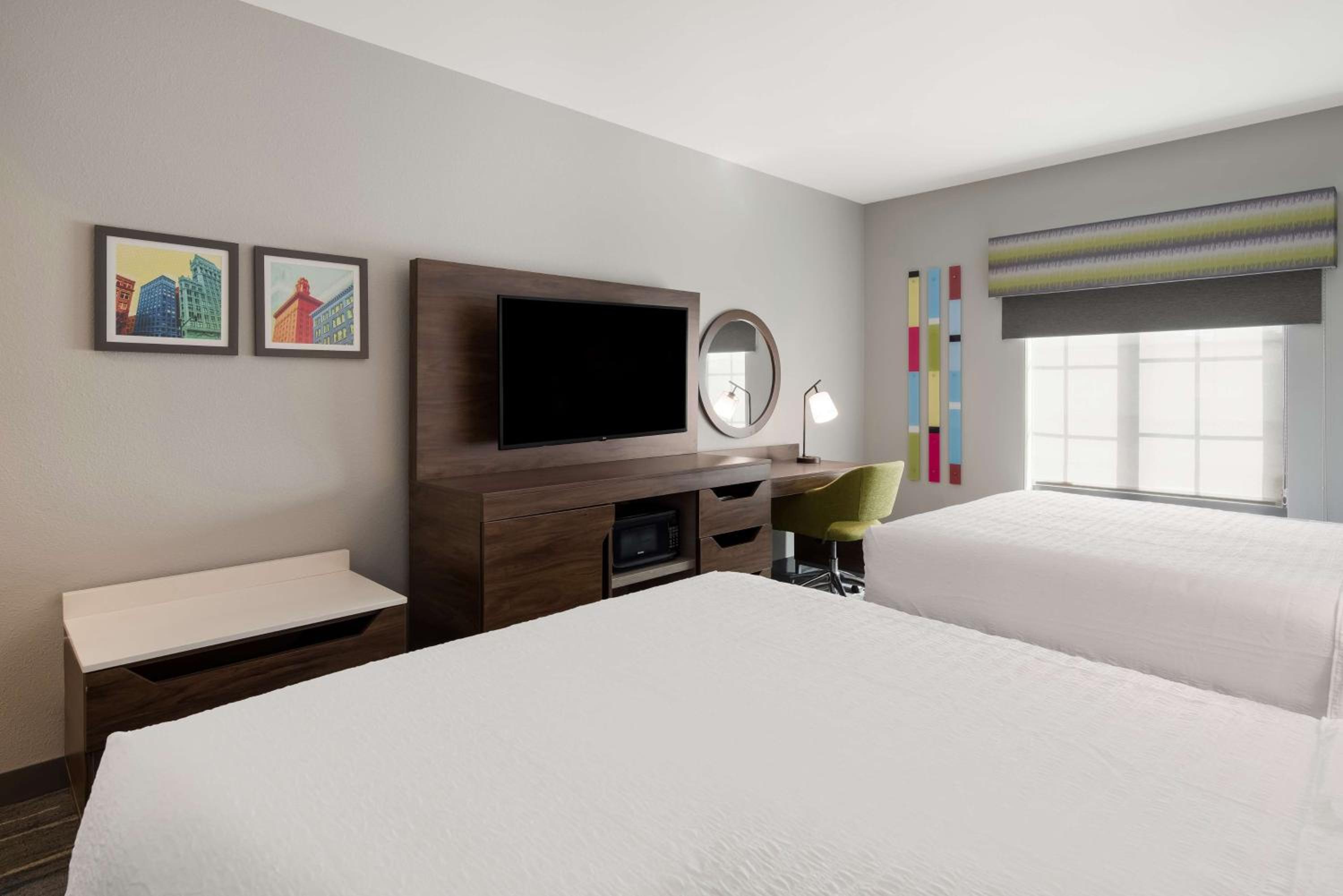 Queen Room with Two Queen Beds - Photo 3