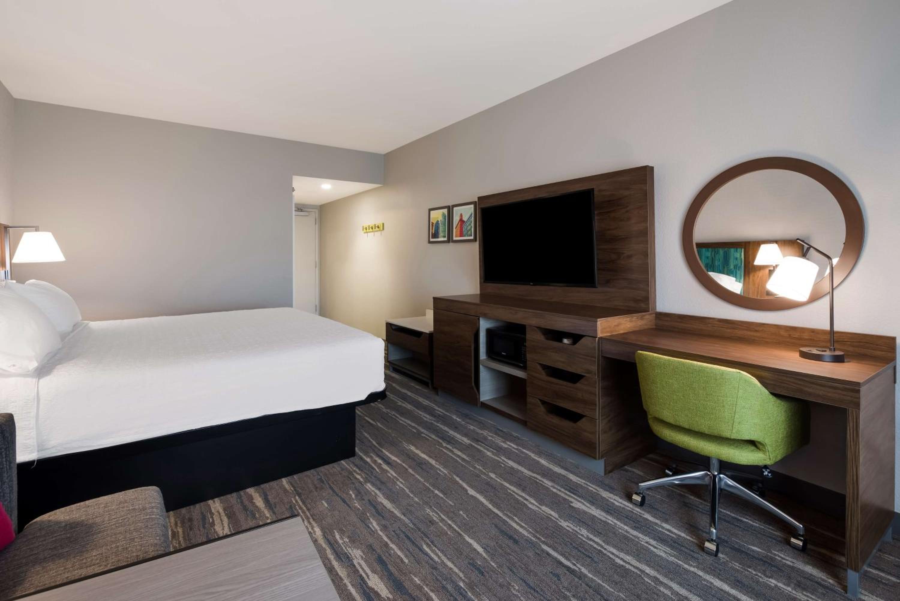 King Room with Sofa Bed - Hearing Accessible - Photo 3