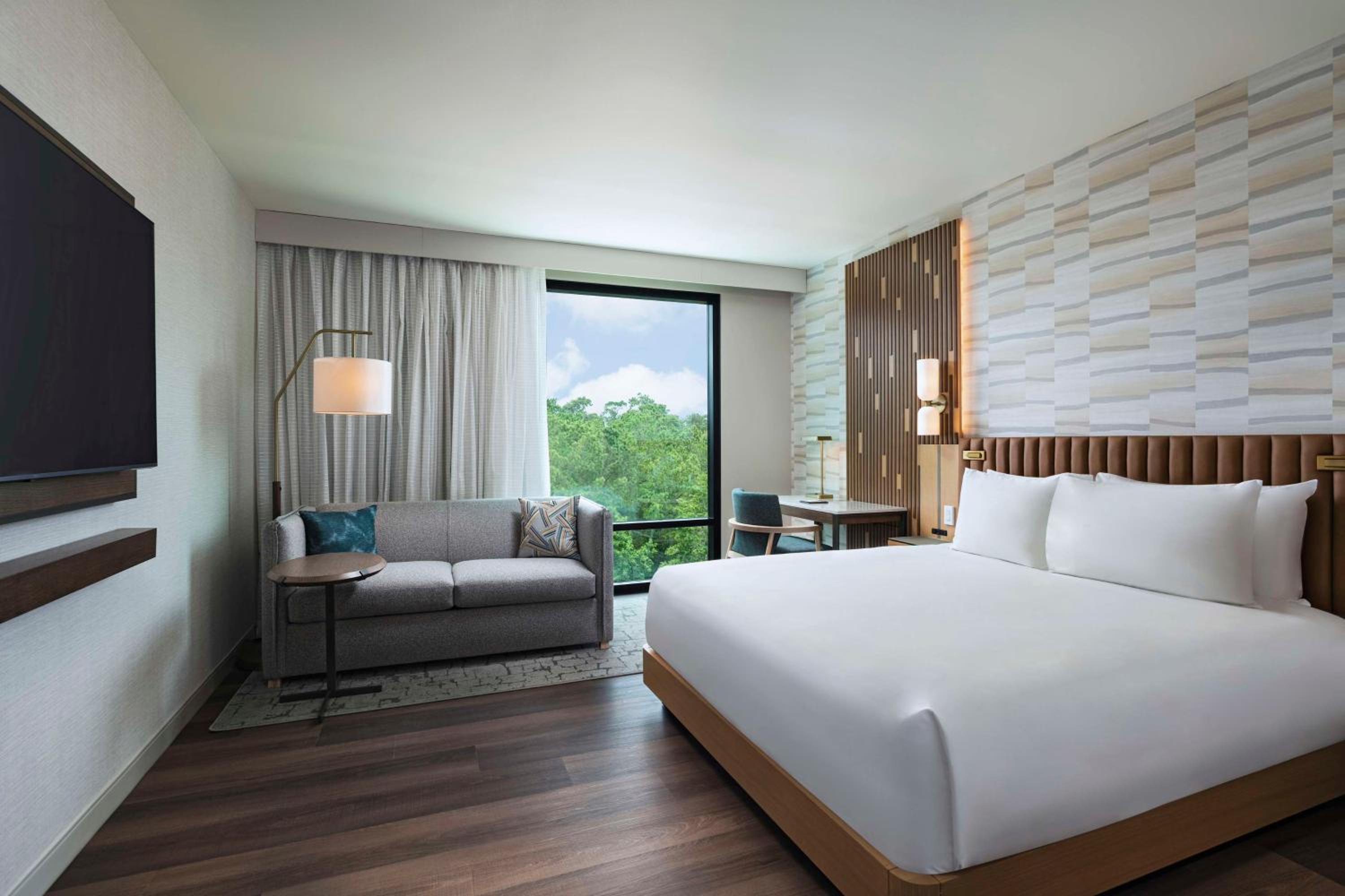 King Room with Sofa Bed - Photo 2