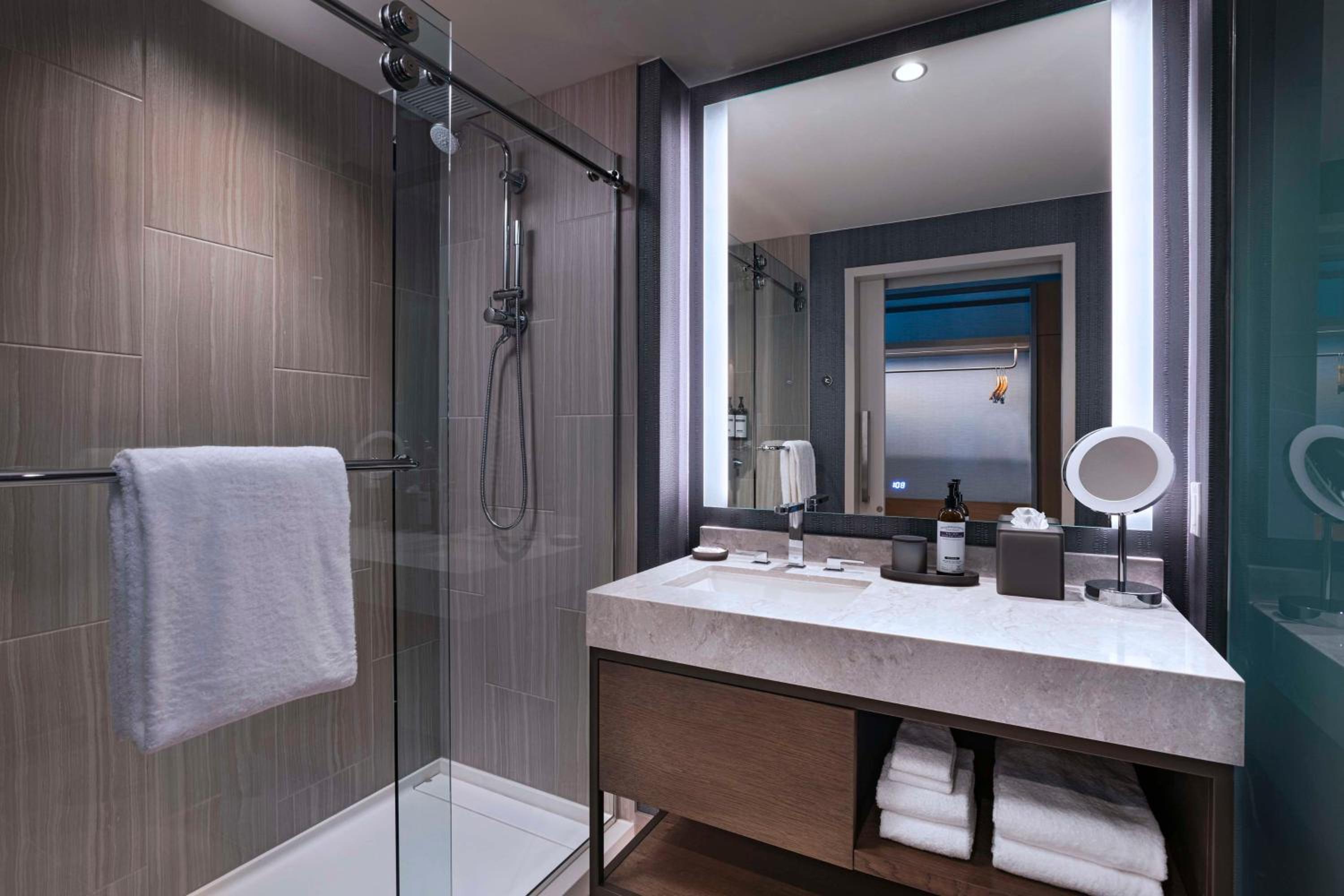 Queen Room with Two Queen Beds - High Floor - Photo 3