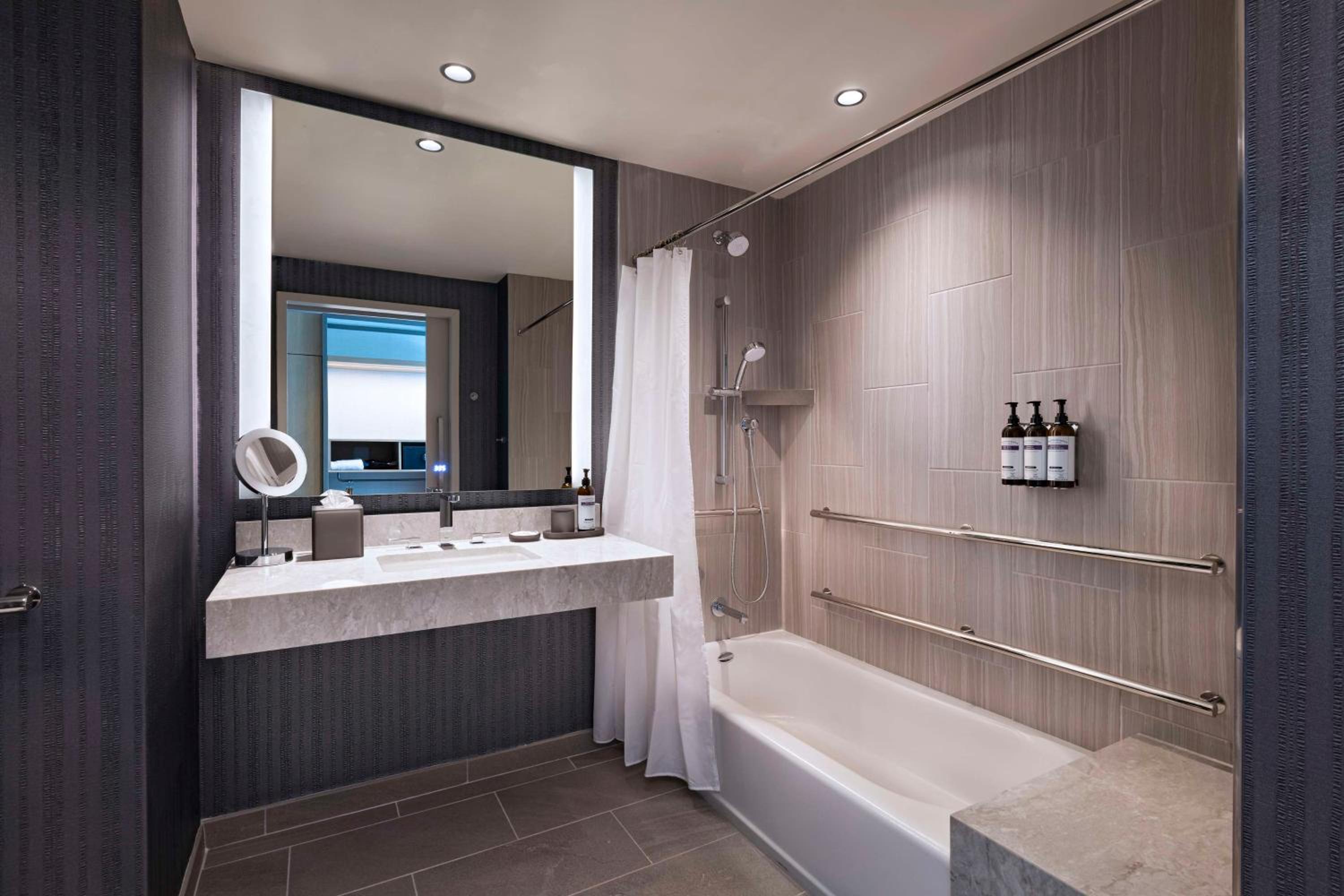 Queen Room with Two Queen Beds and Accessible Tub - Photo 3