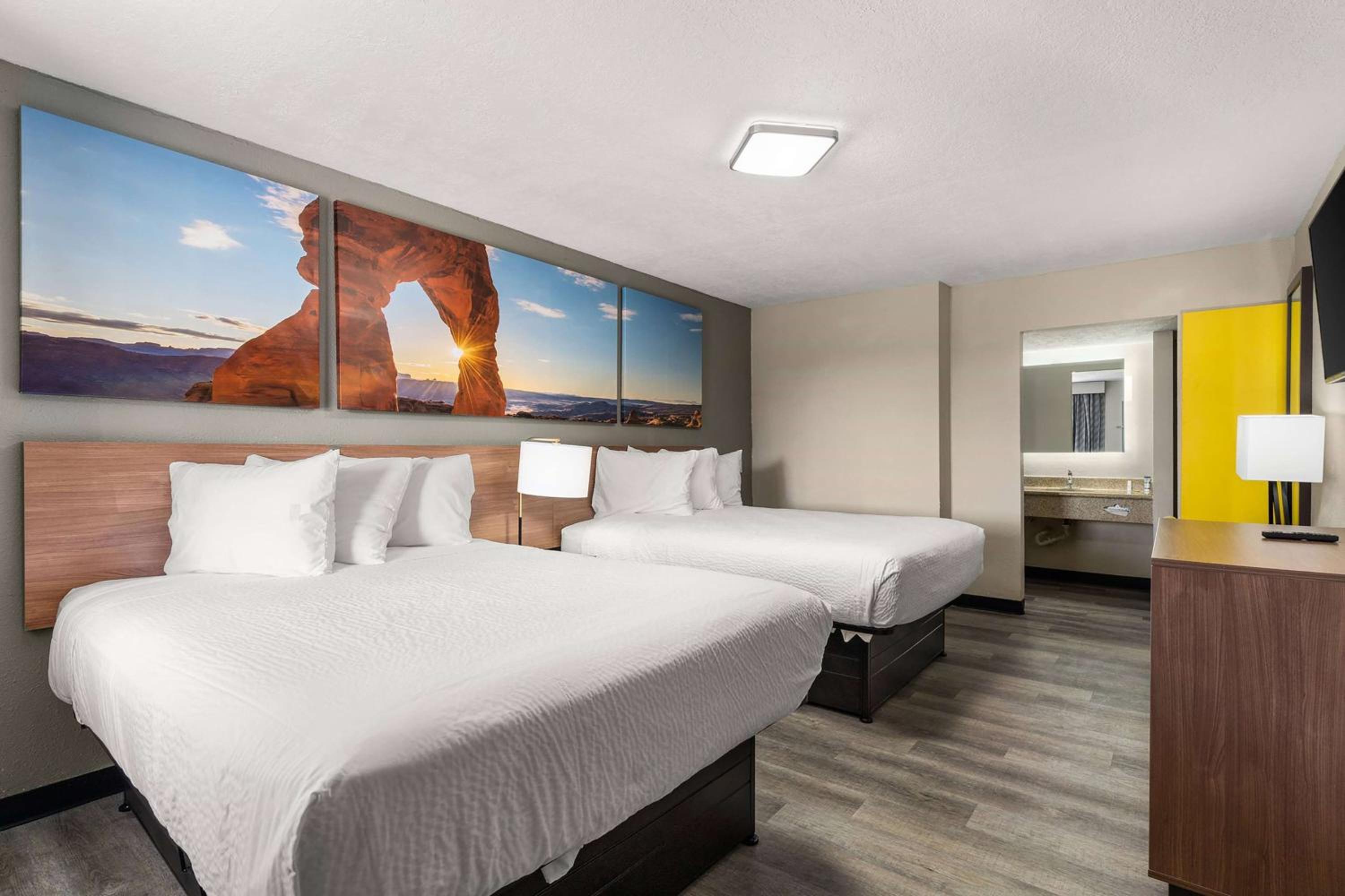 Queen Room with Two Queen Beds - Non-Smoking photo 1