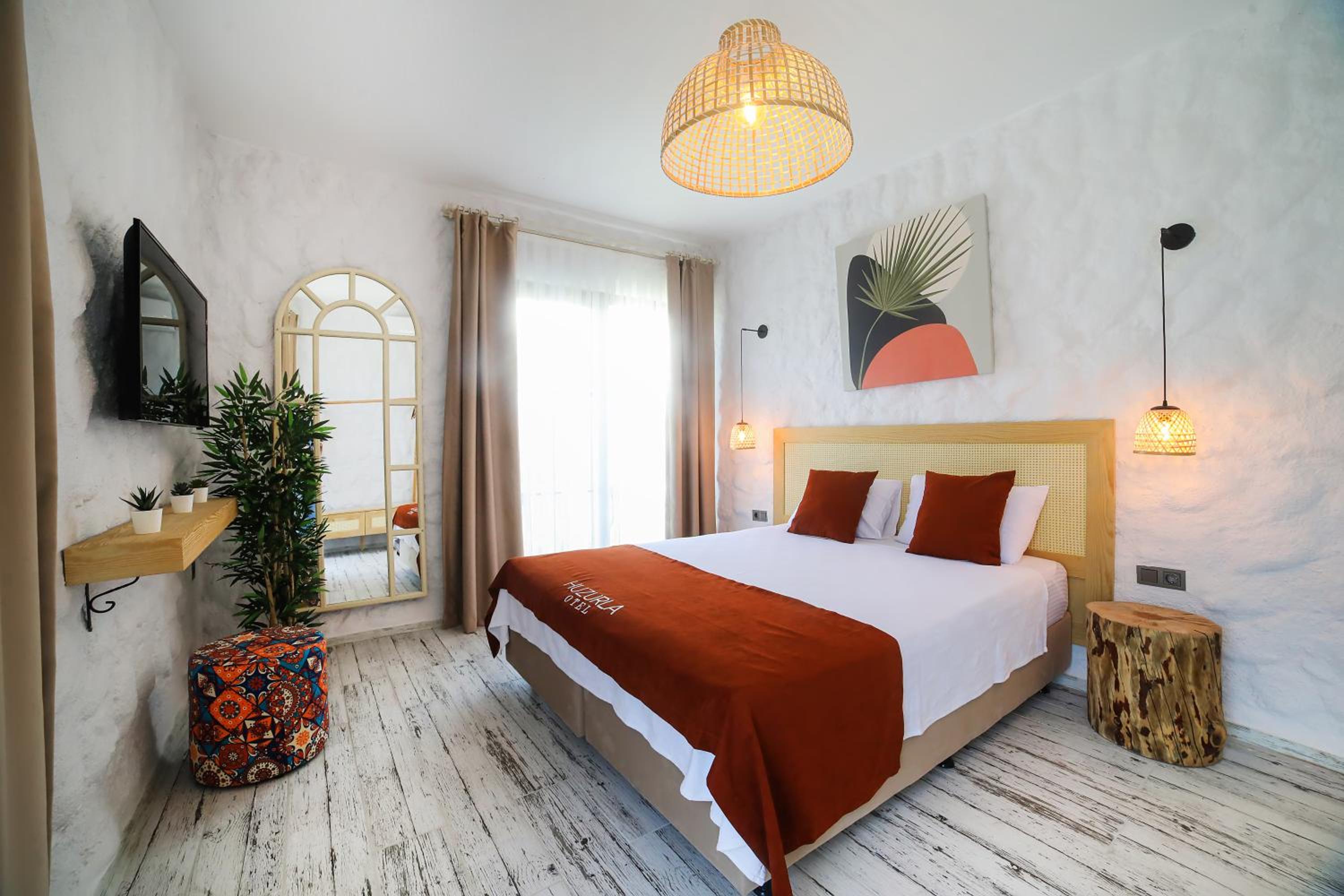 Deluxe Double Room with Side Sea View