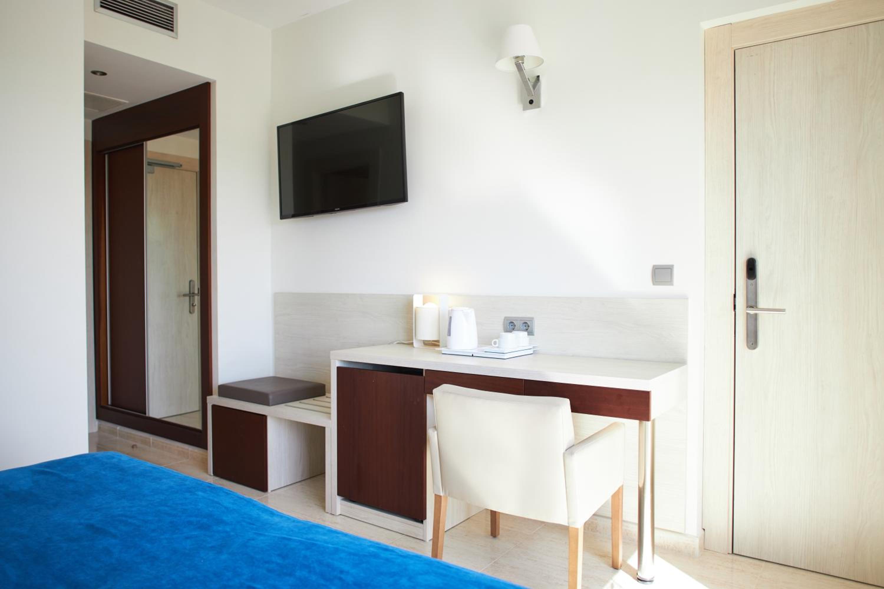 Superior Room (2 adults + 1 child) - Photo 3