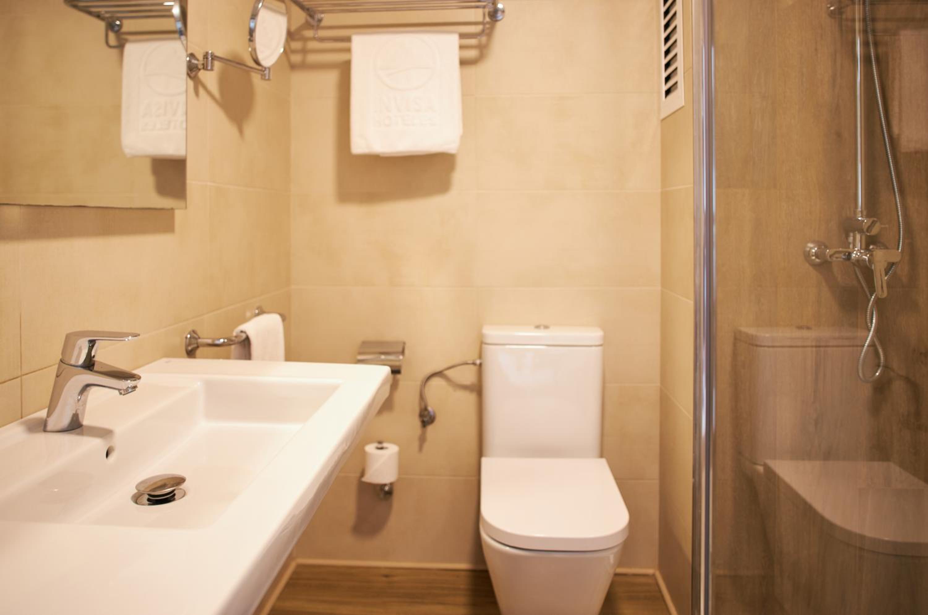 Superior Room (2 adults + 1 child) - Photo 2