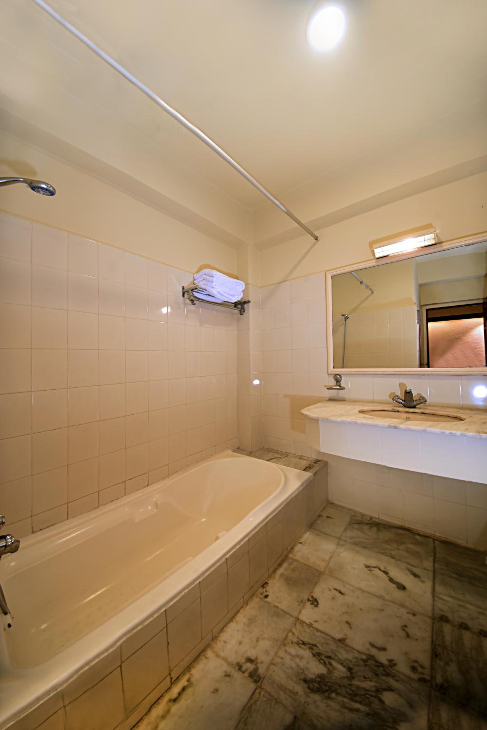 Suite with Balcony - Photo 11