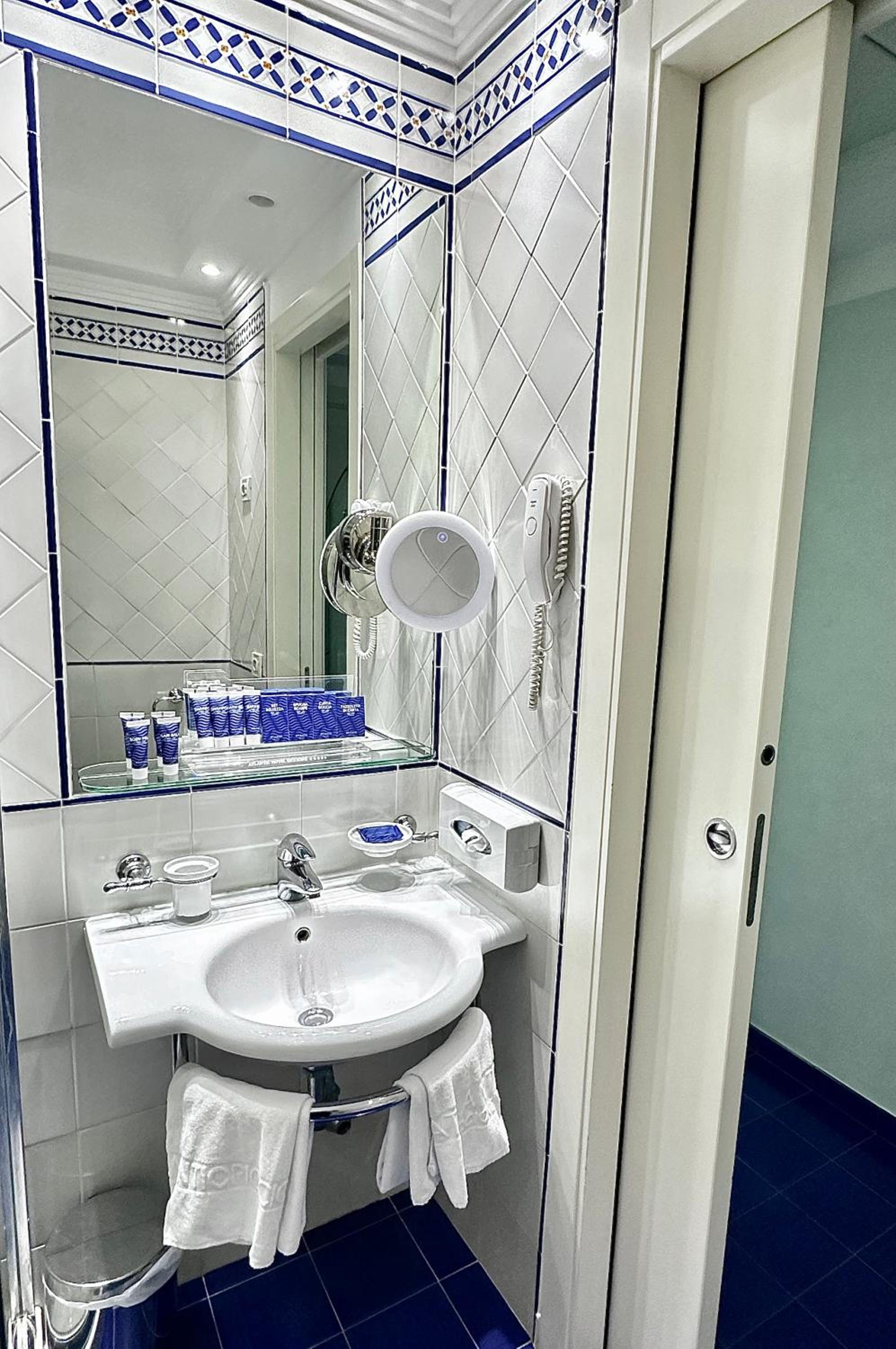 Standard Double Room - Photo 3