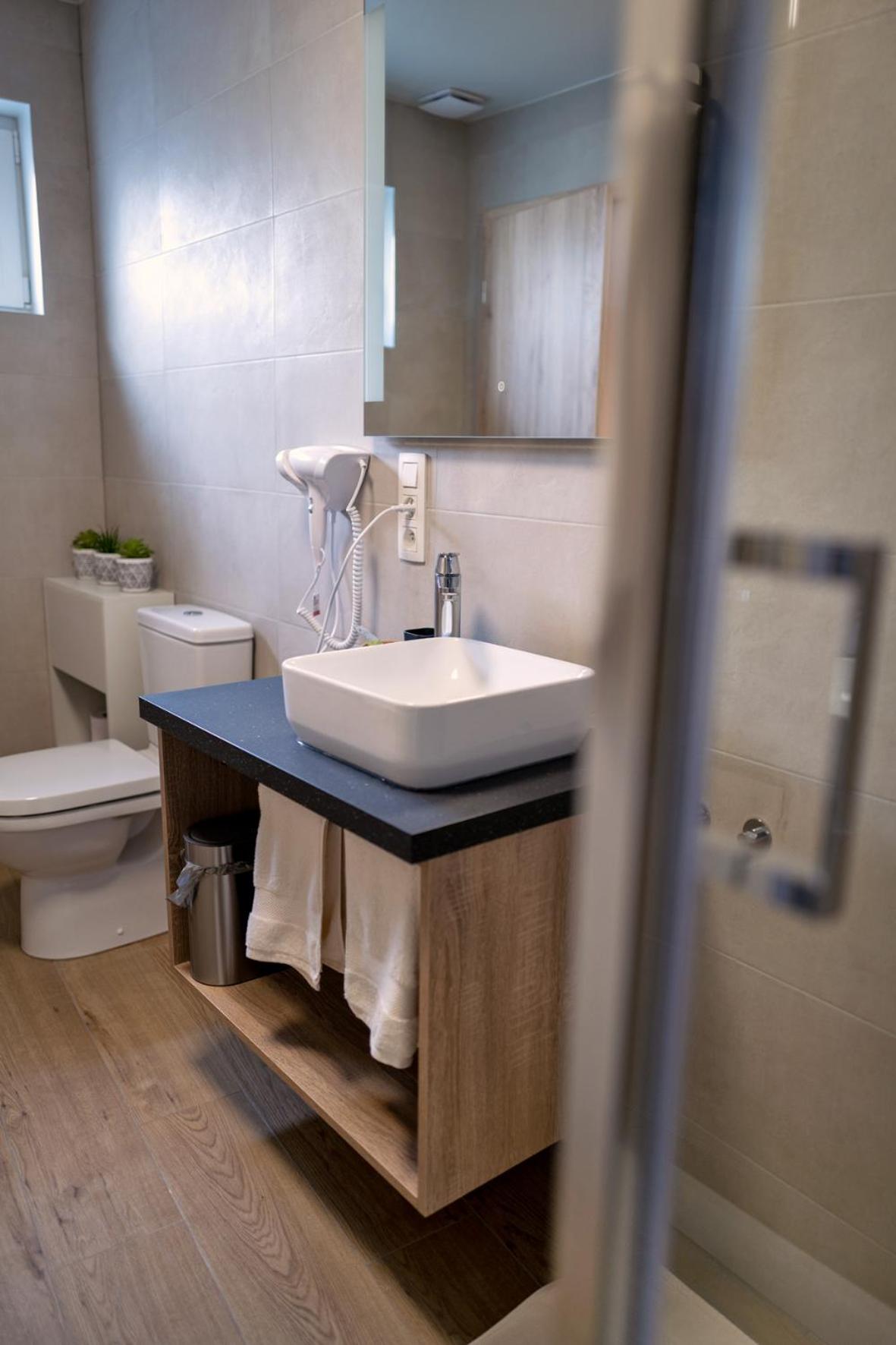 Double Room - Photo 10