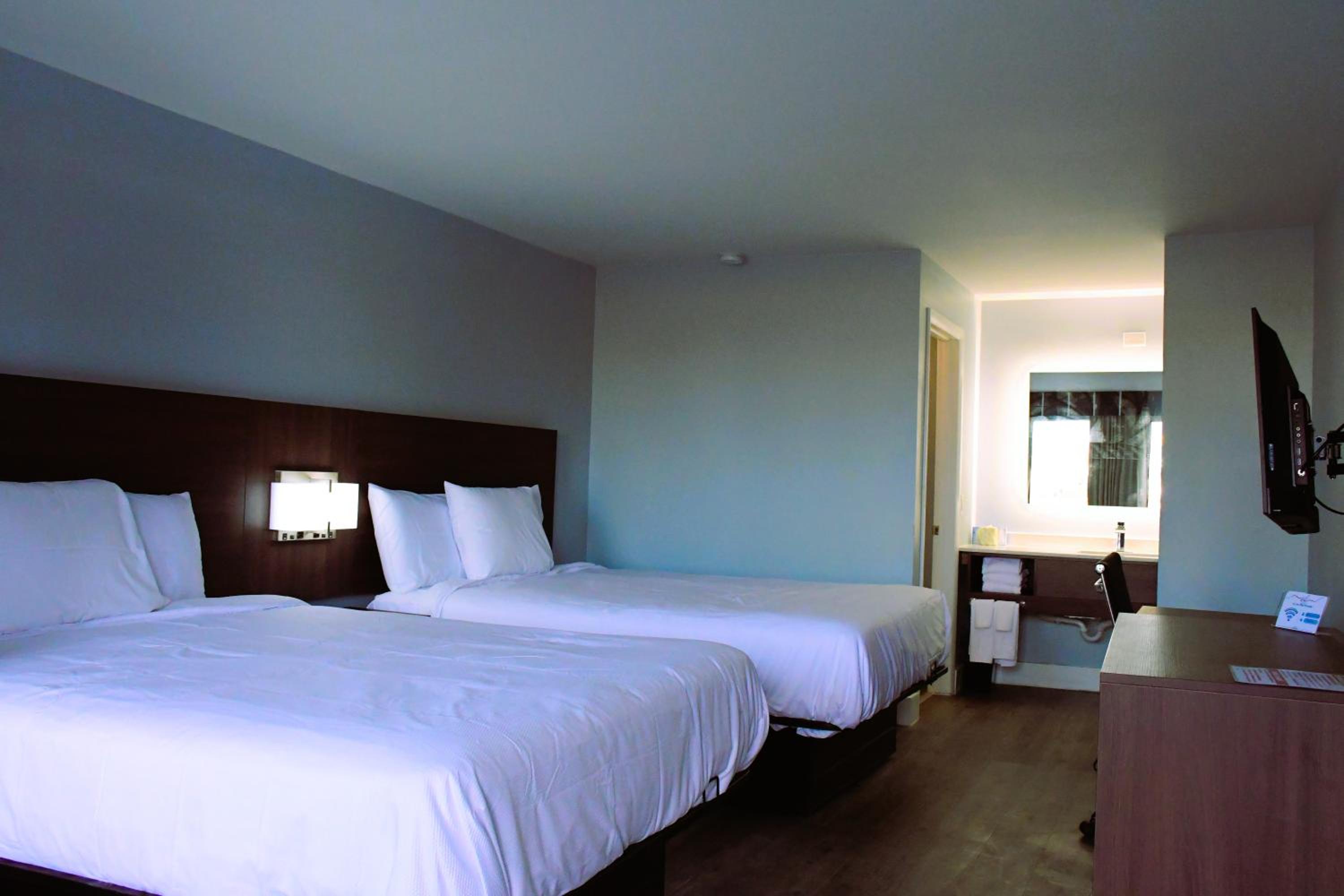 Queen Room With Two Queen Beds - Photo 2