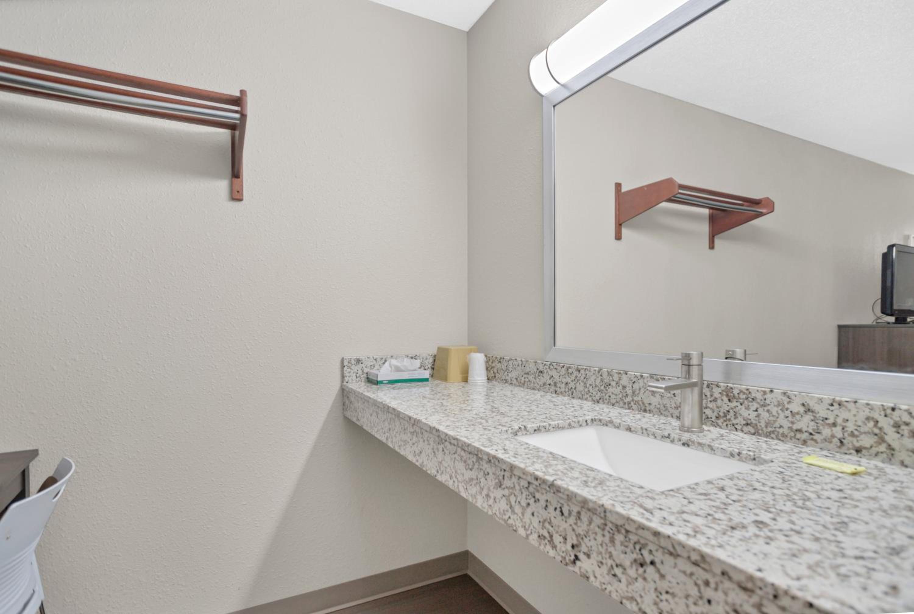 Standard Double Room - Photo 7