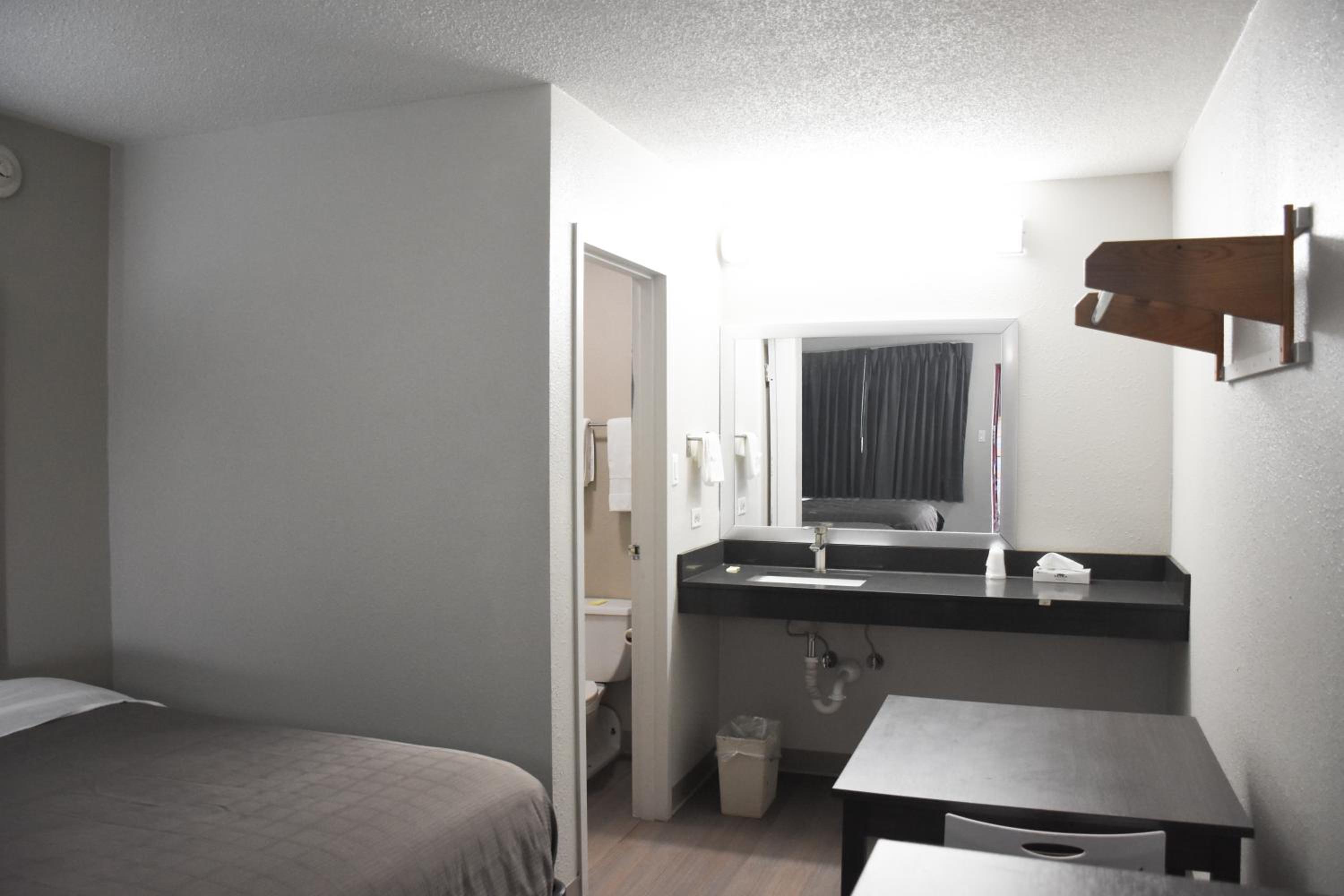 Standard Double Room - Photo 9