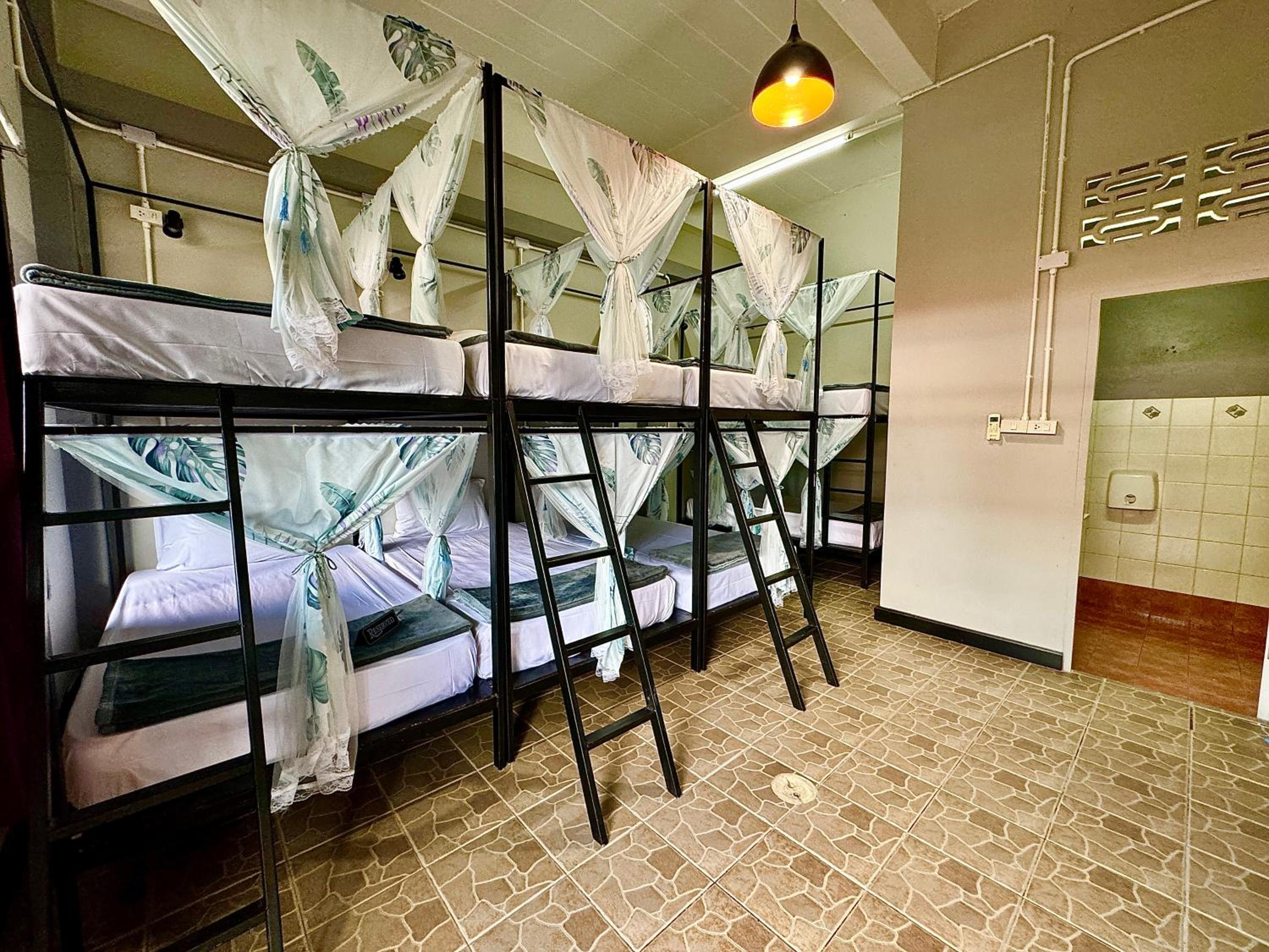 Bed in 6-Bed Mixed Dormitory Room photo 1