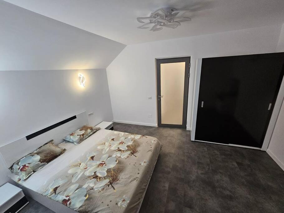 Three-Bedroom Apartment photo 2
