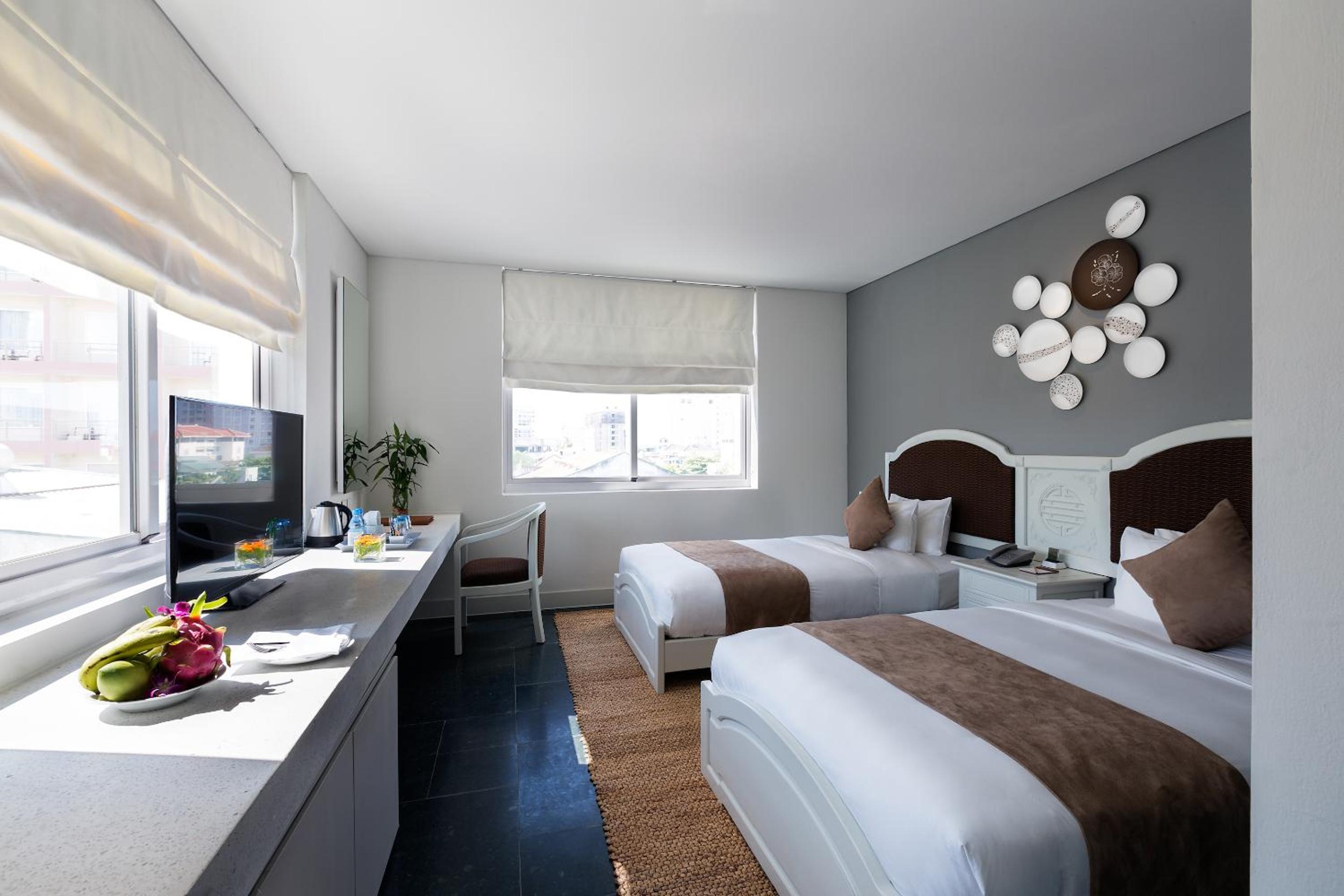 Deluxe Double or Twin Room with City View - Photo 7