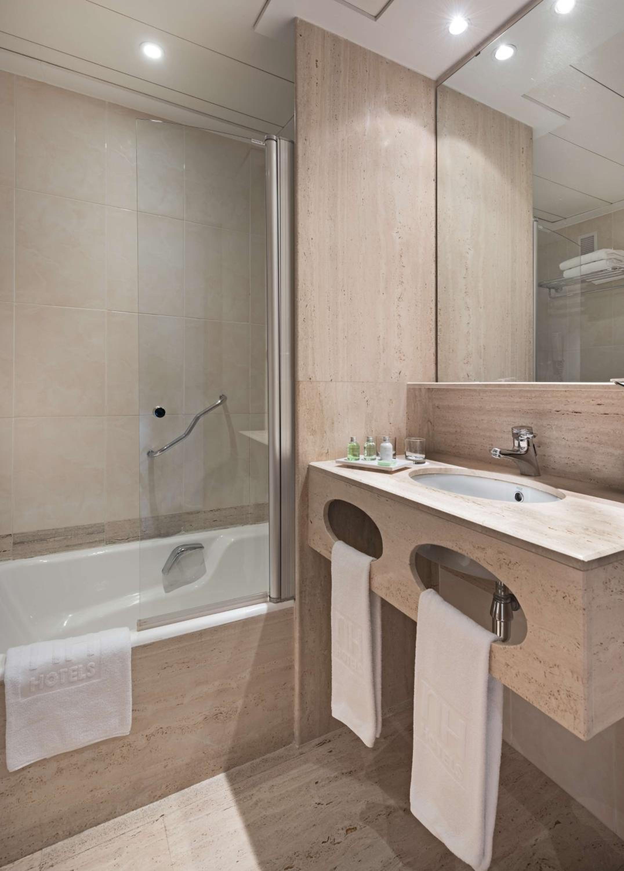 Standard Double or Twin Room - Photo 3