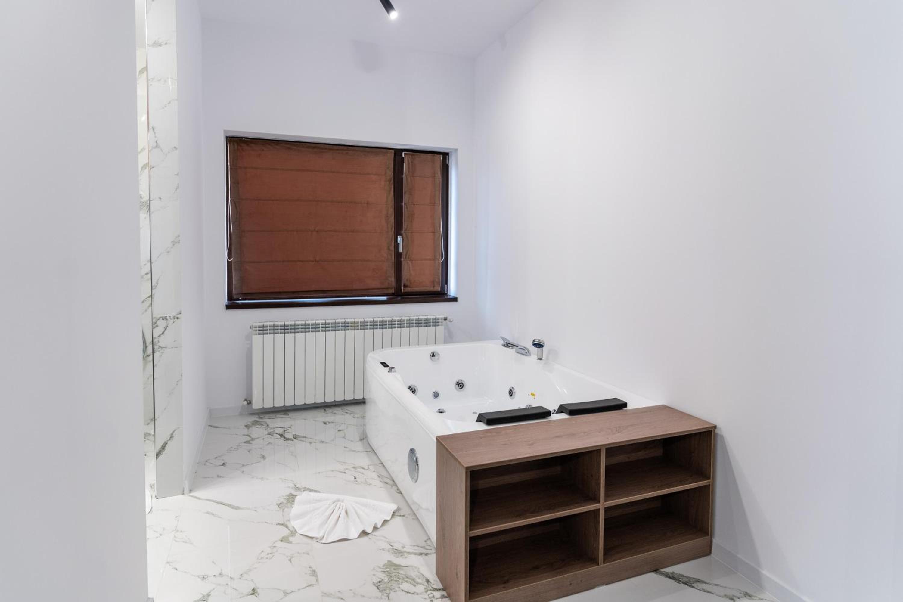 King Room with Spa Bath - Photo 9
