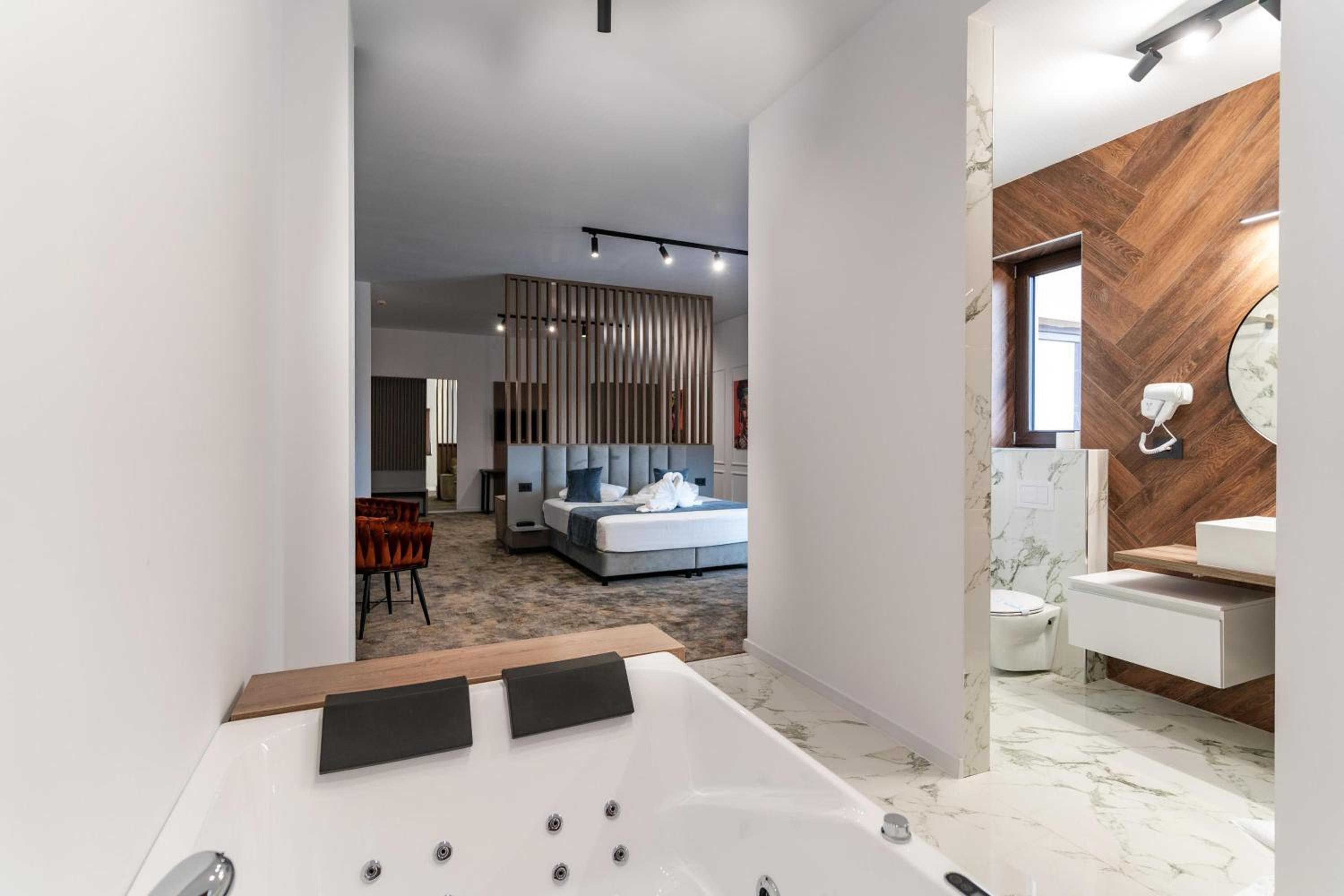 King Room with Spa Bath - Photo 2