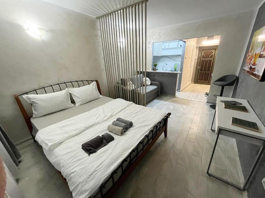 One-Bedroom Apartment photo 1