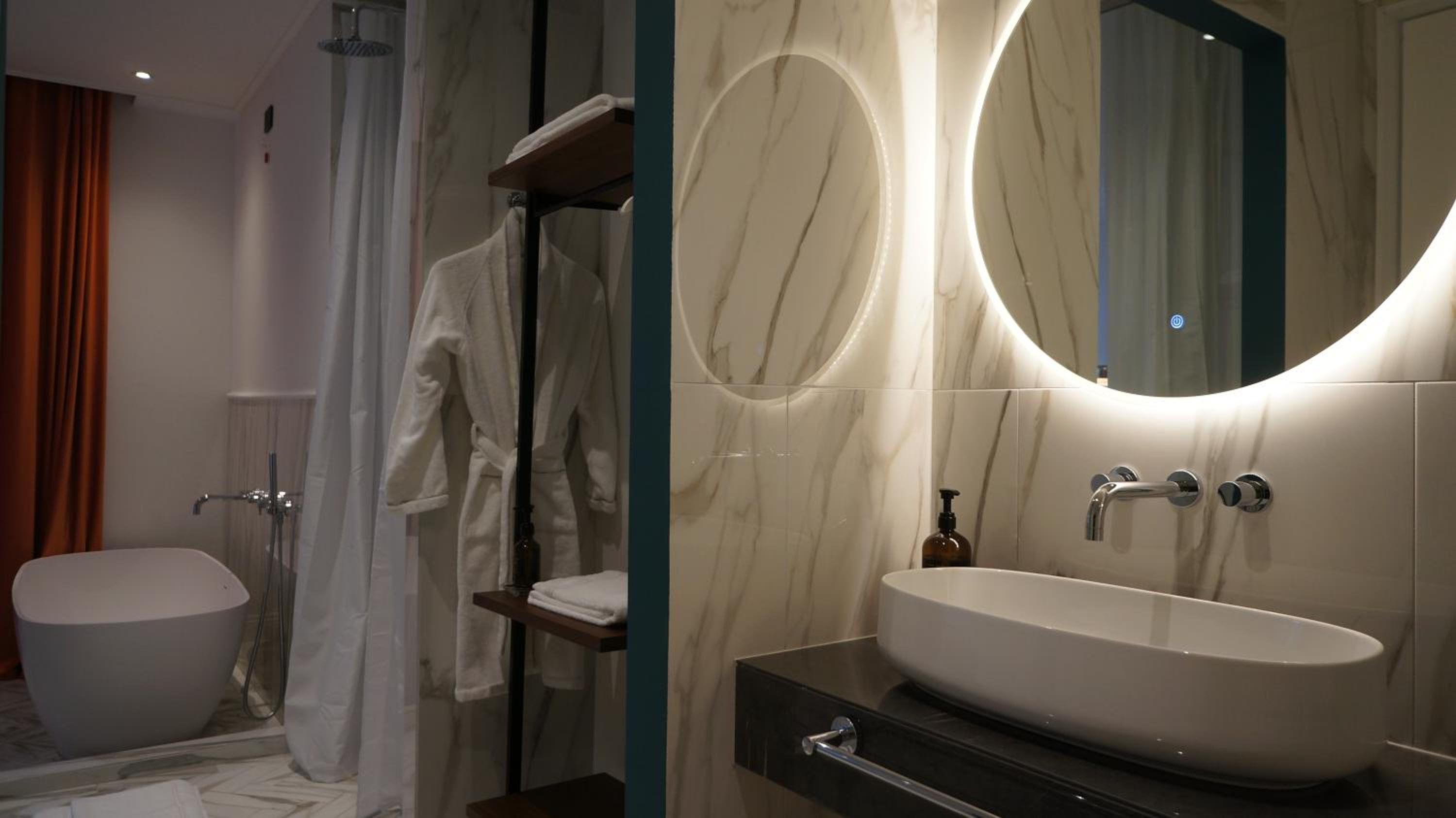 Deluxe King Suite - Photo 16