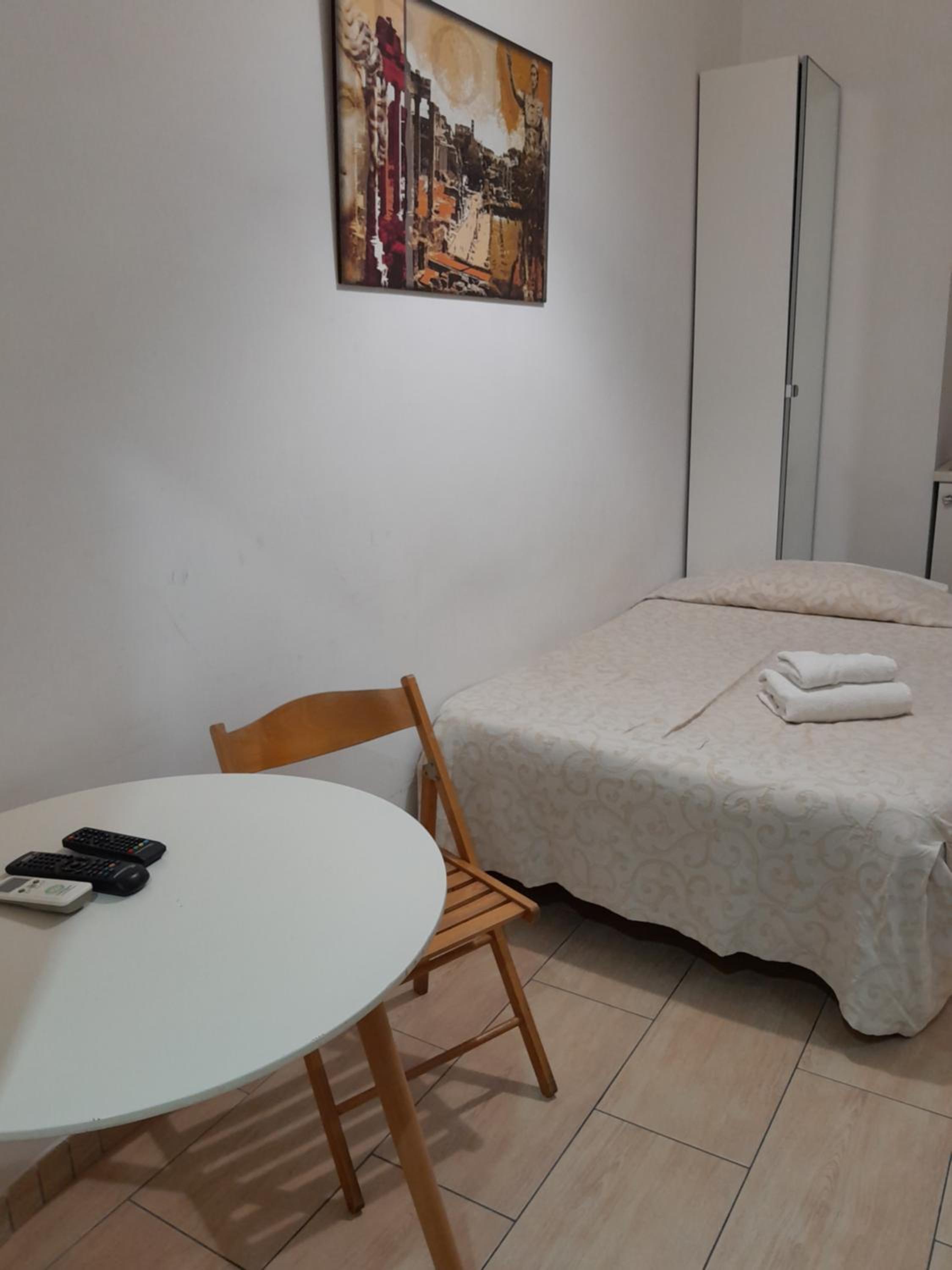 Single Room with Bathroom photo 1
