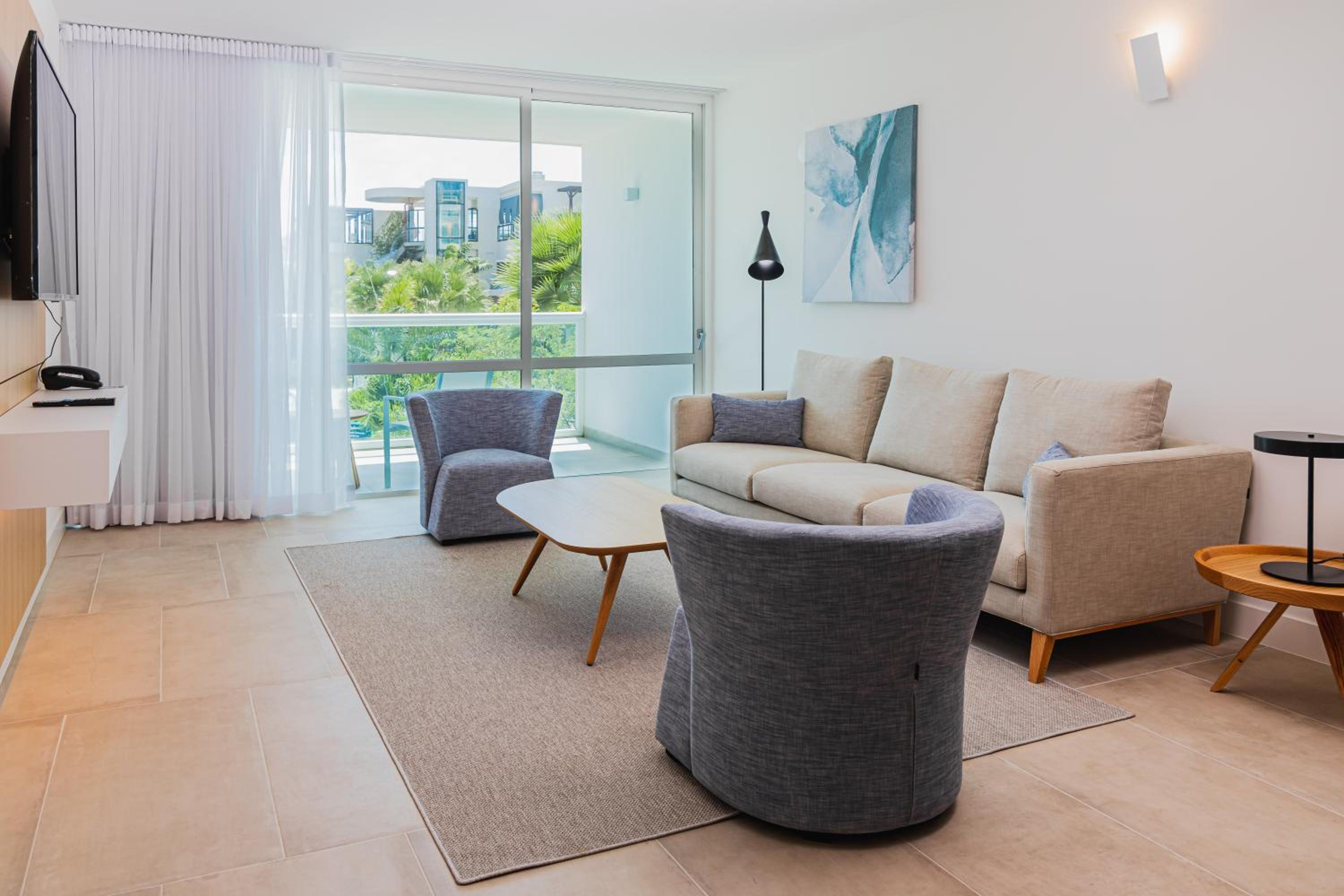 One-Bedroom King Suite with Pool View - Non-Smoking - Photo 3