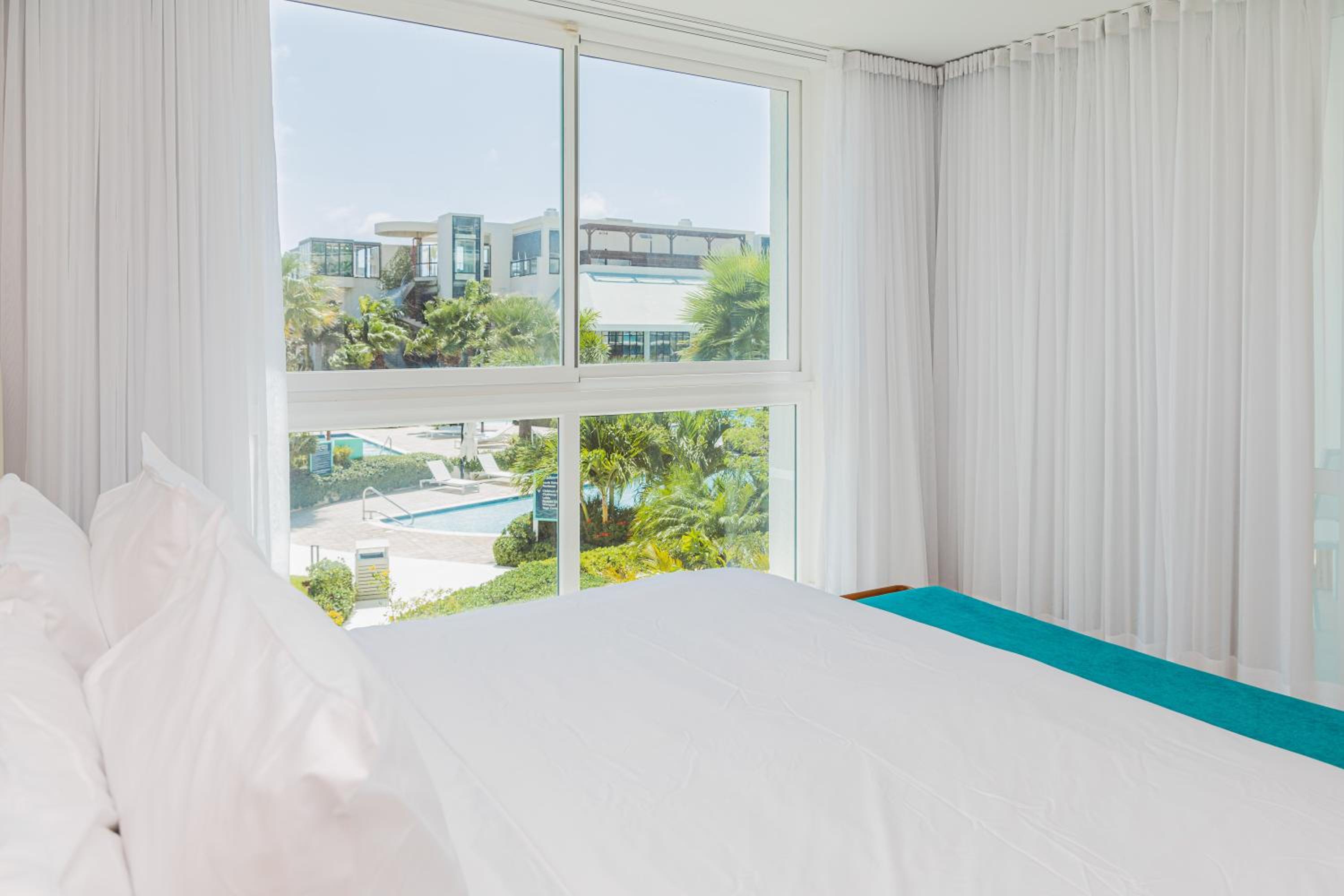 One-Bedroom King Suite with Pool View - Non-Smoking - Photo 2