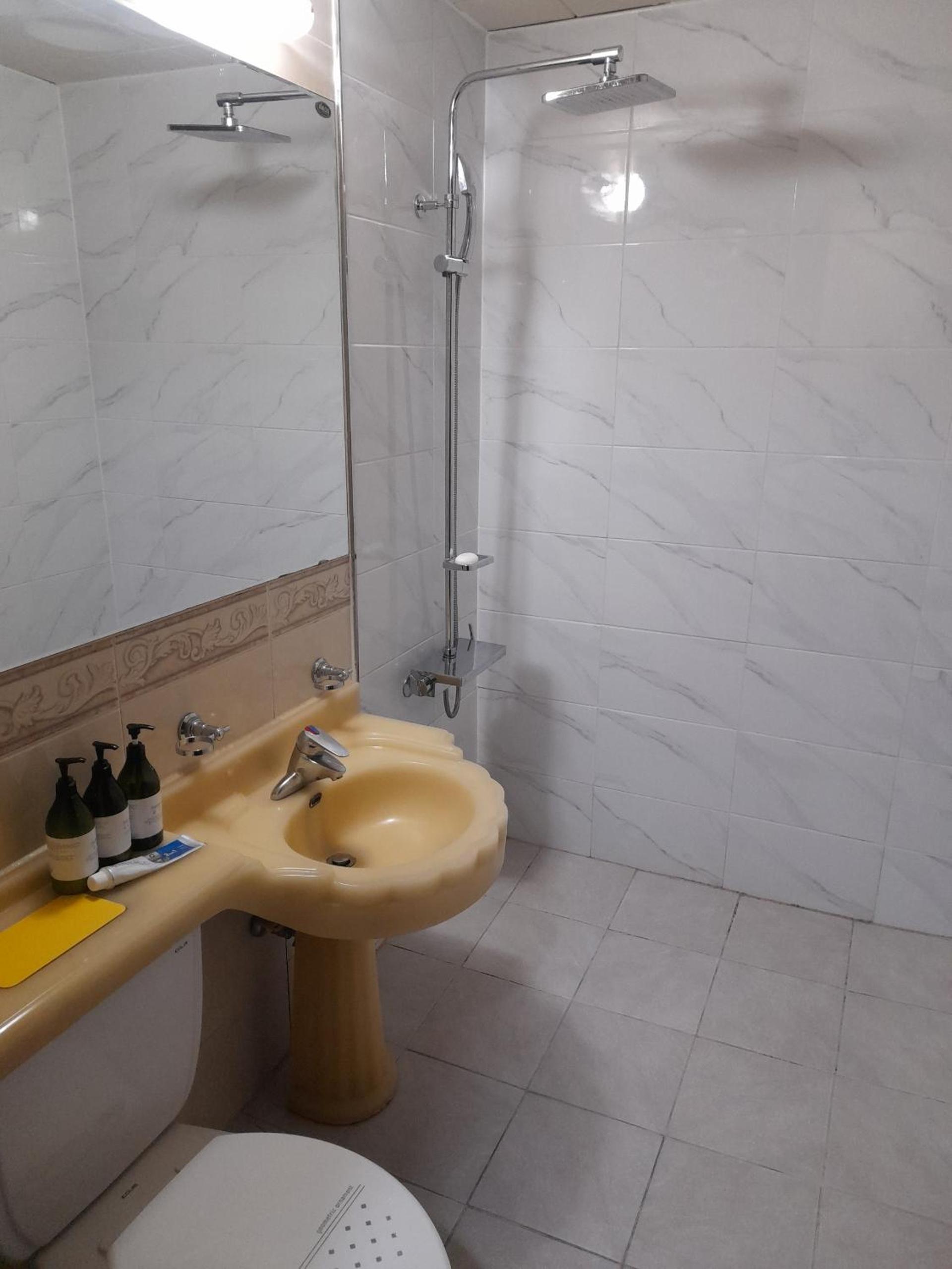 Deluxe Twin Room - Photo 10