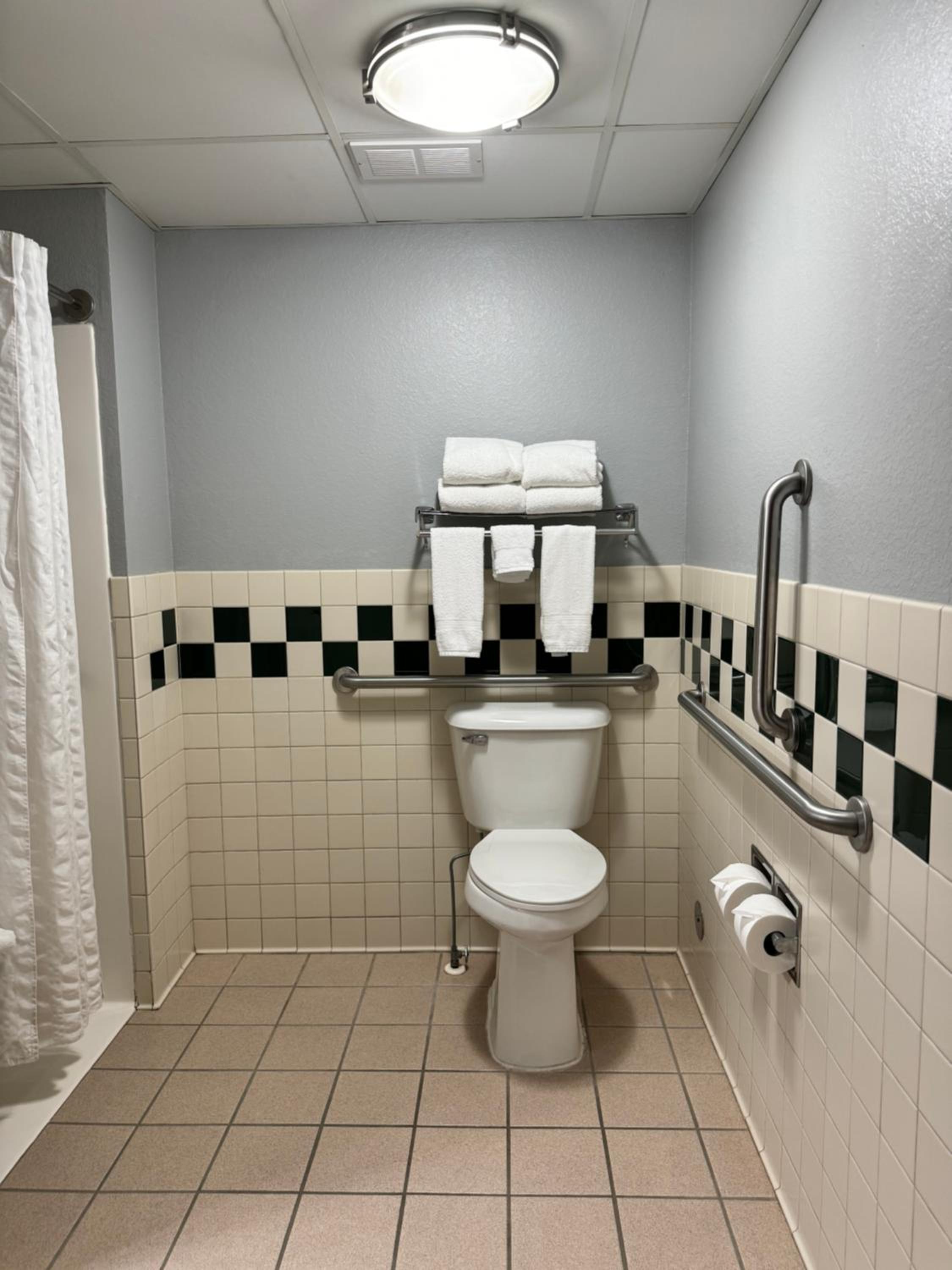 Queen Room - Disability Access - Photo 2