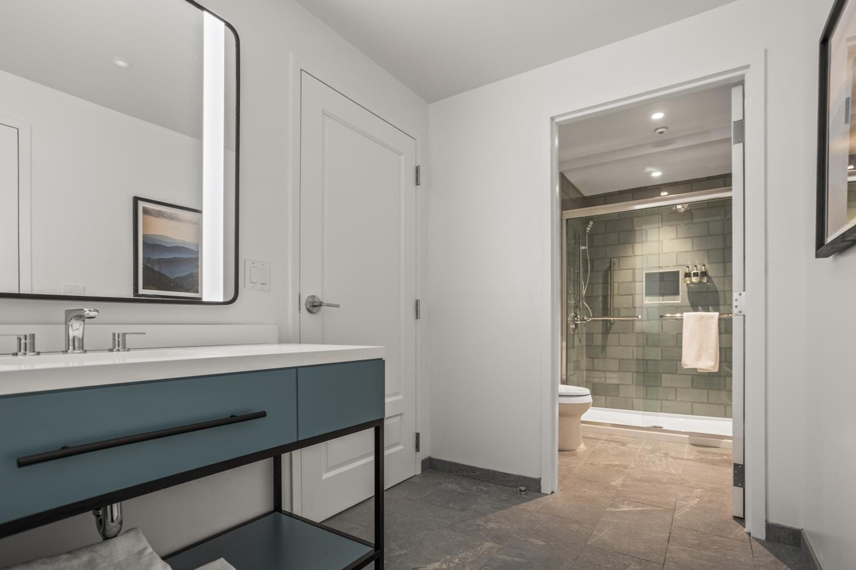 Premium King Room - Photo 11