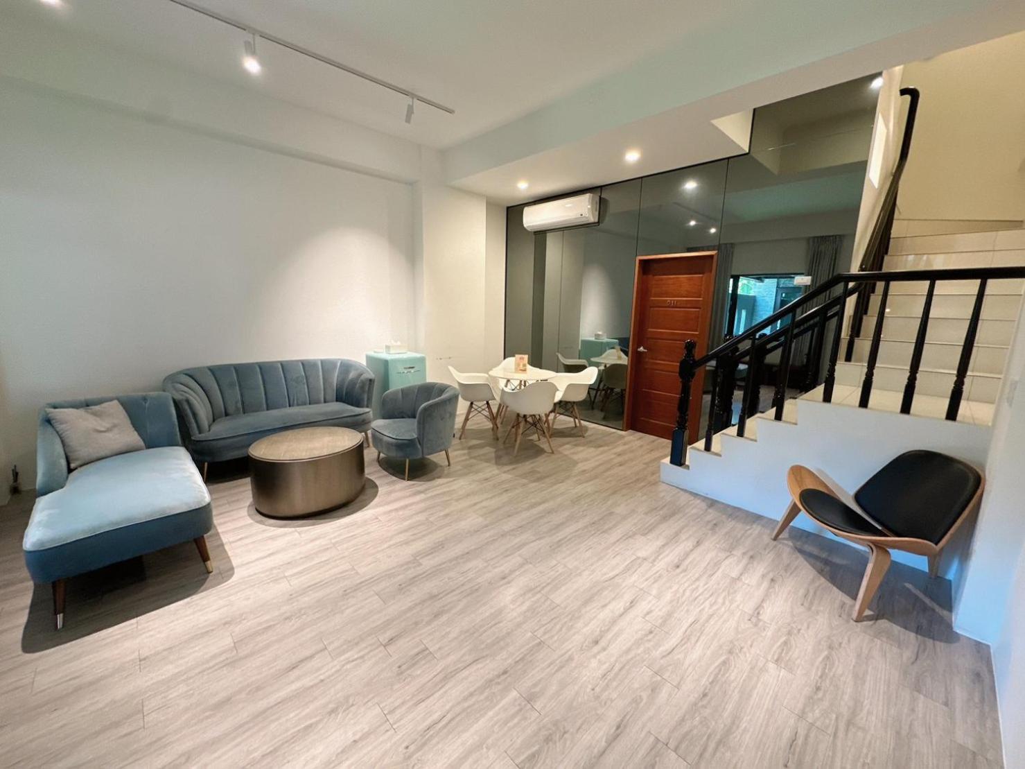 Five-Bedroom House photo 1
