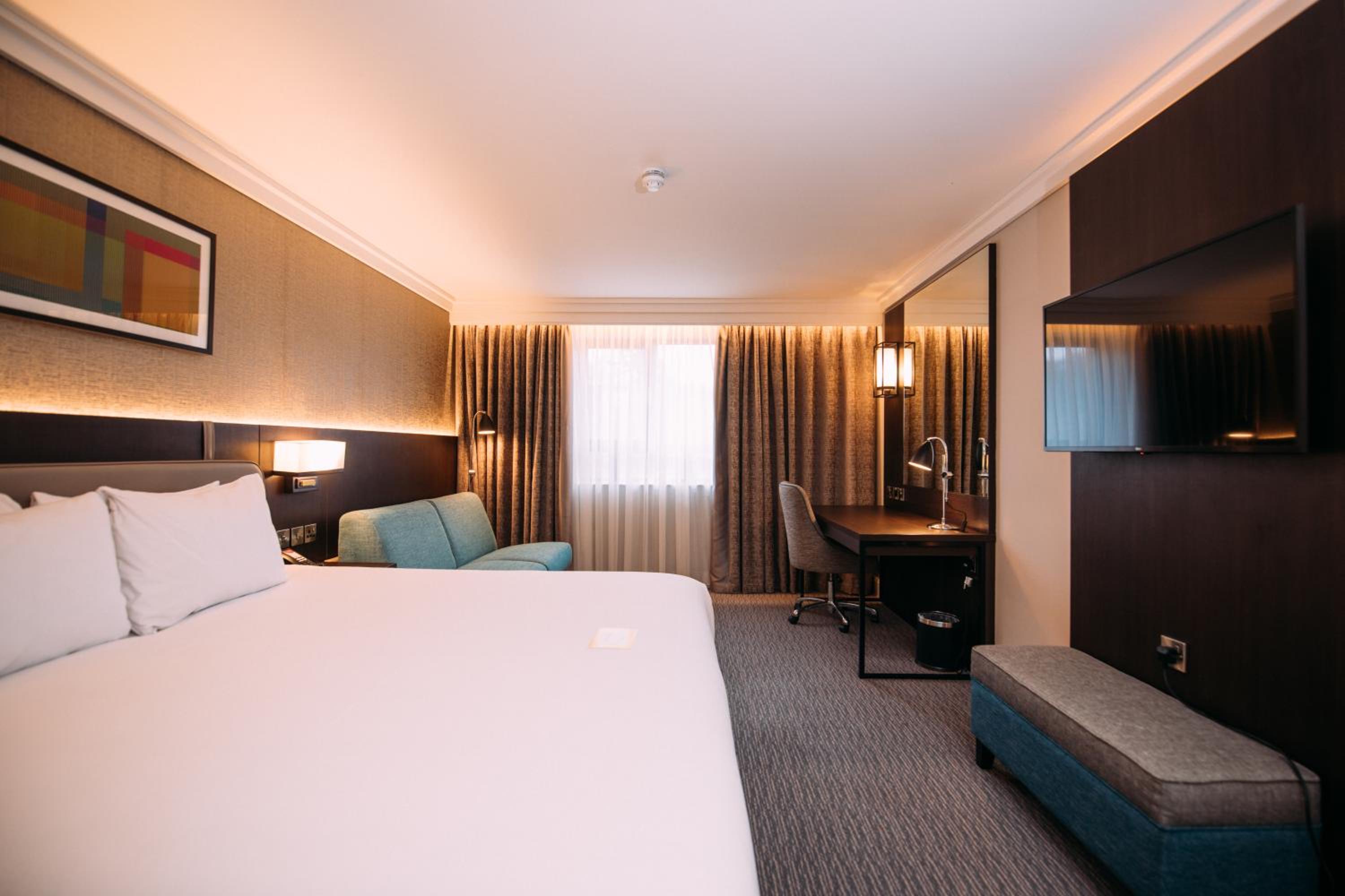 Standard King Room with Sofa Bed - Photo 2