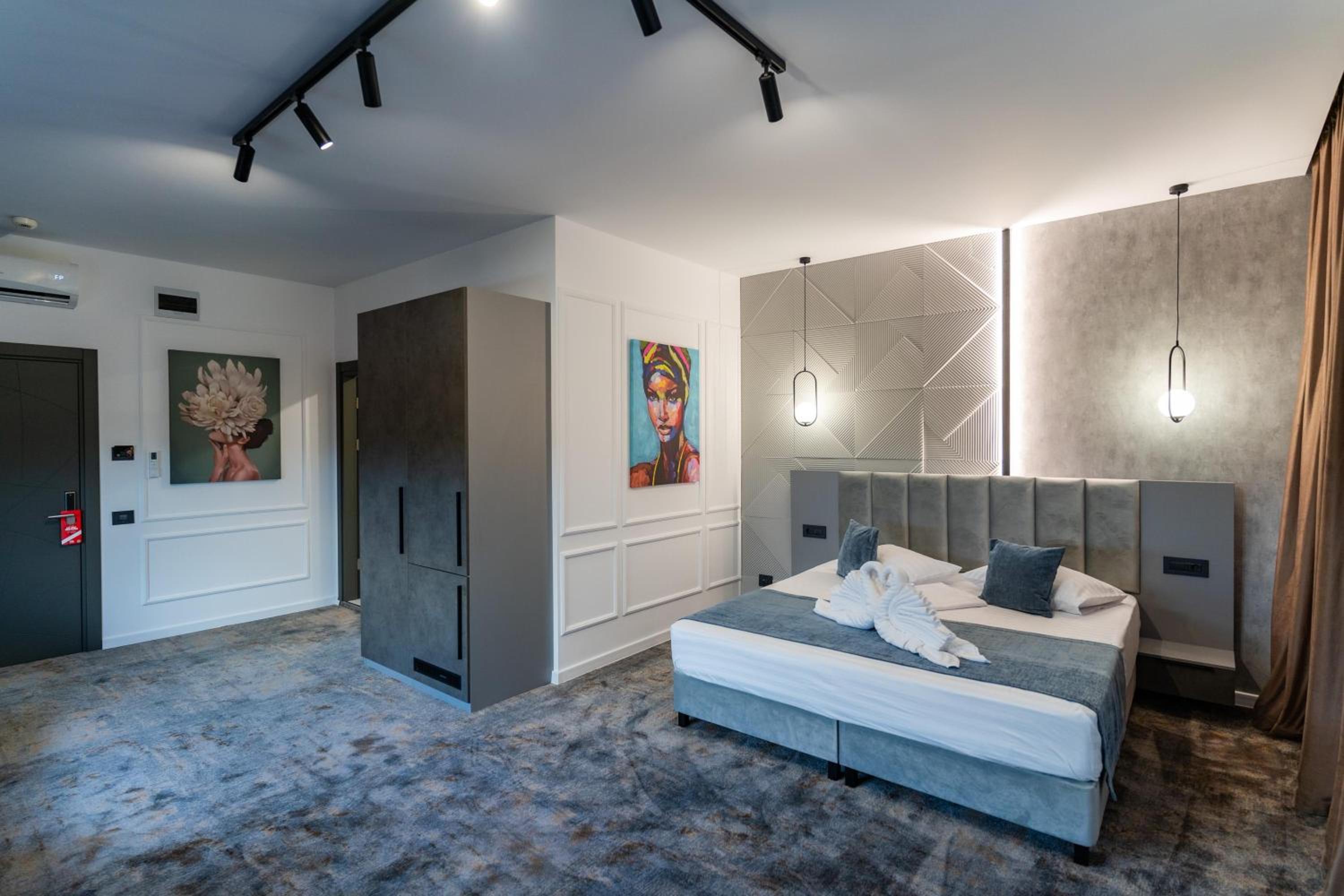 Superior King Room - Photo 13