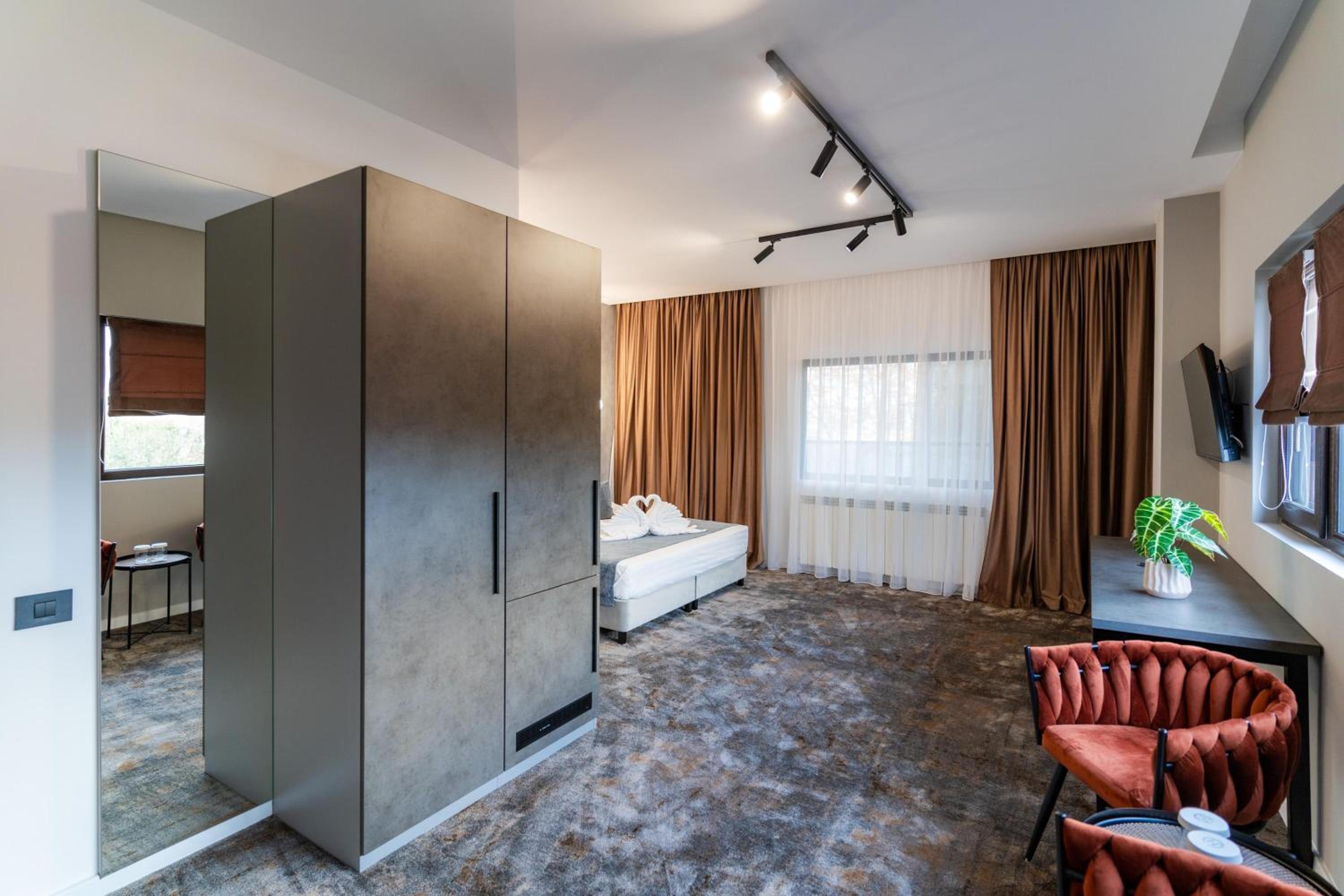 Superior King Room - Photo 10