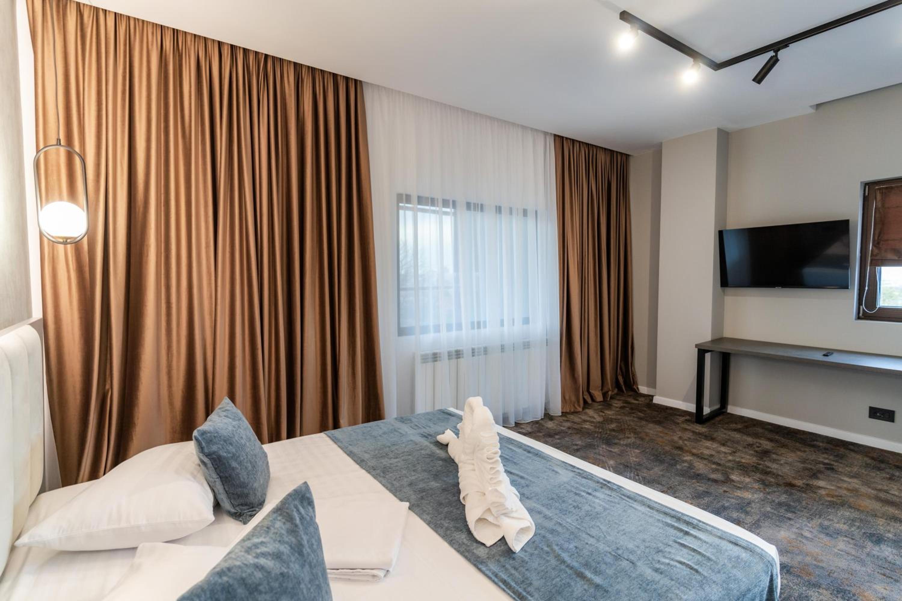 Superior King Room - Photo 9